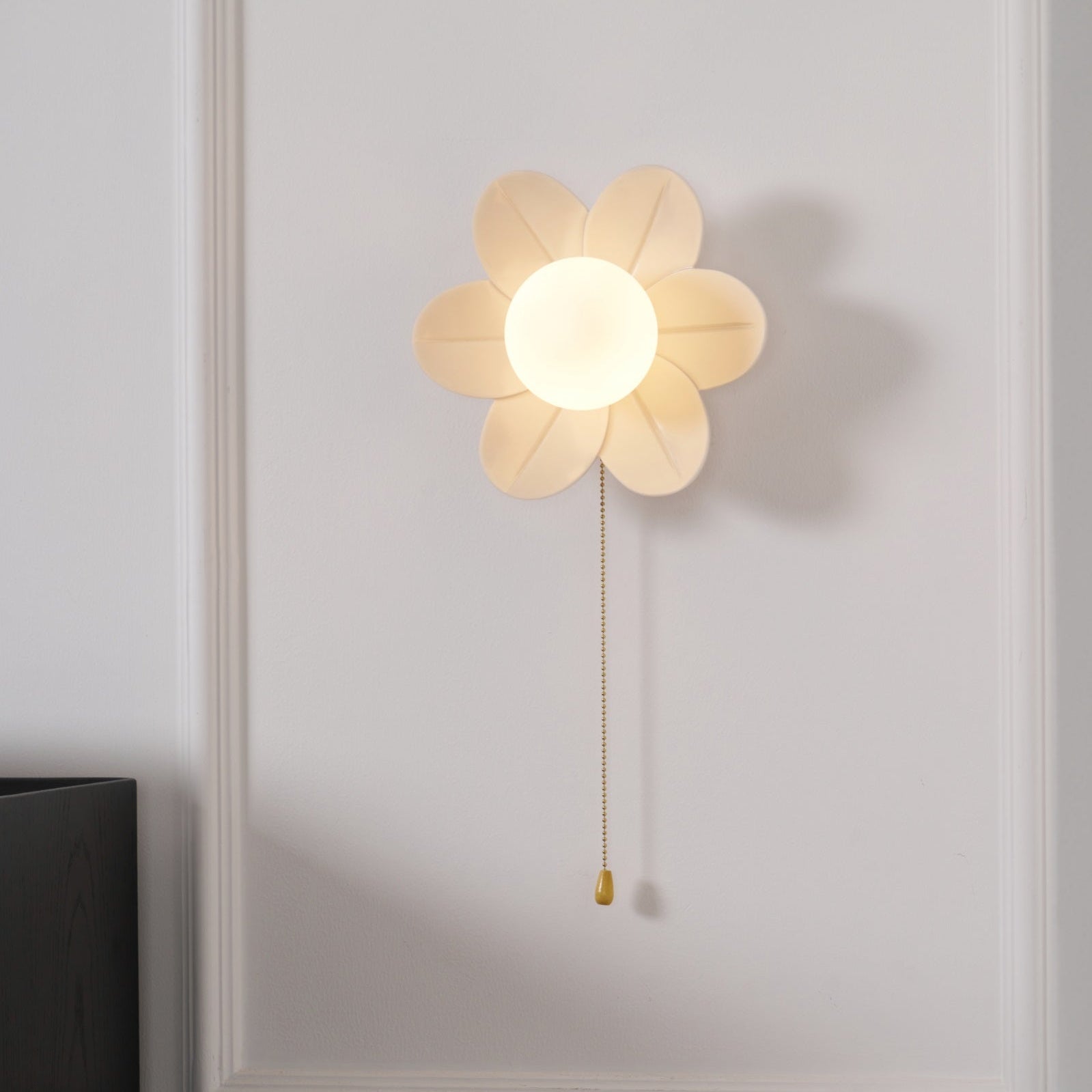 Acroma Nordic Art Flowers Resin Wall Lamp