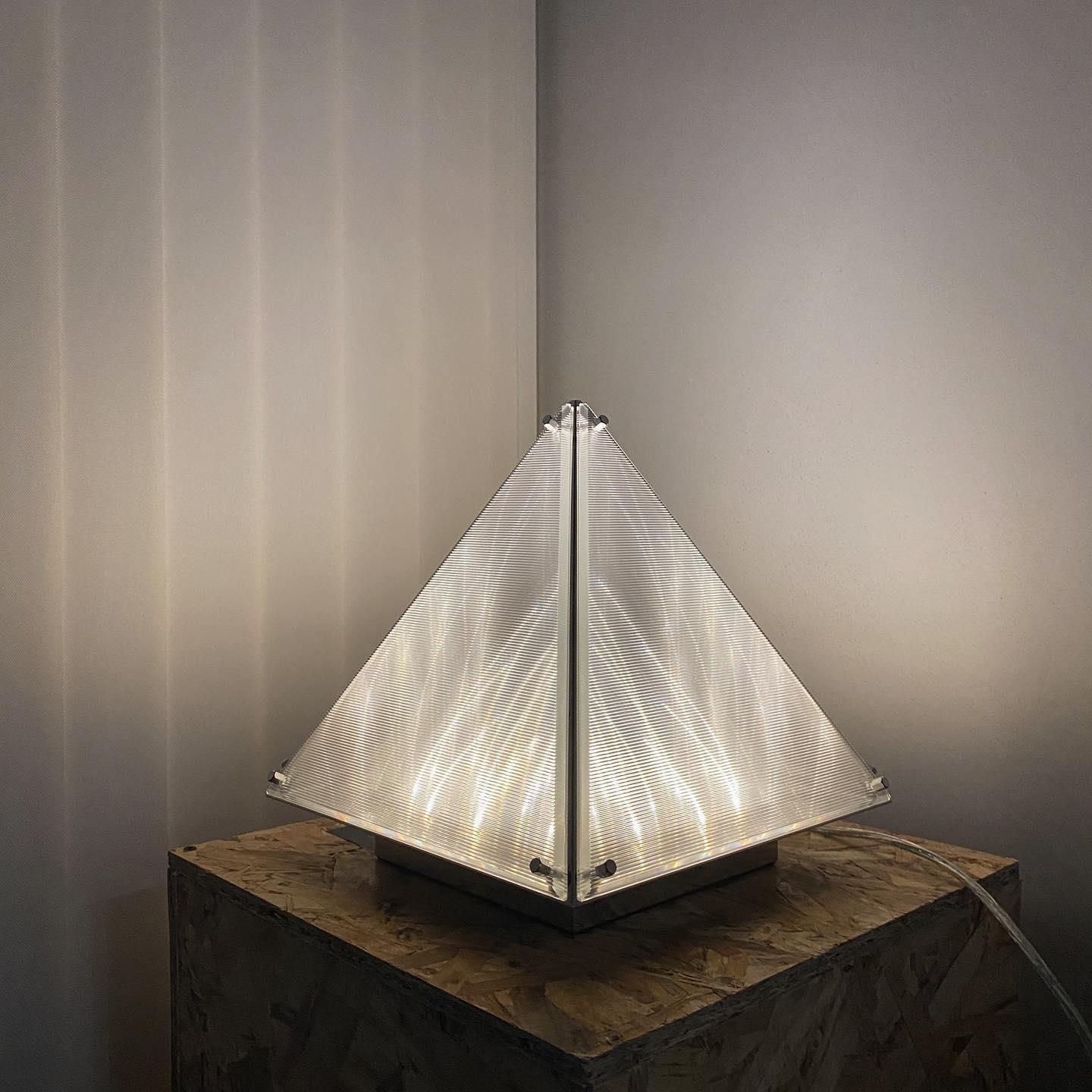 Mymiryre Pyramid Glass Table Lamp