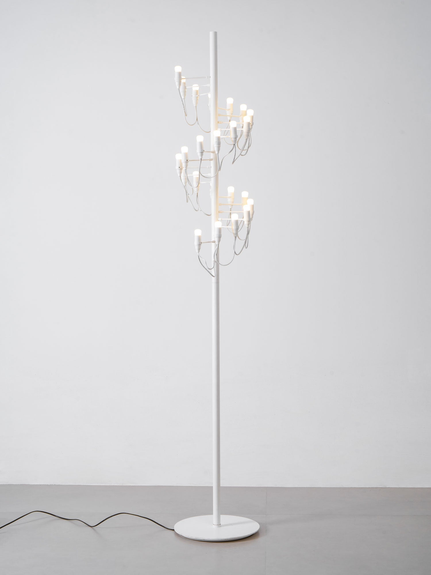 Olliryra Sculptural Steel Floor Lamp