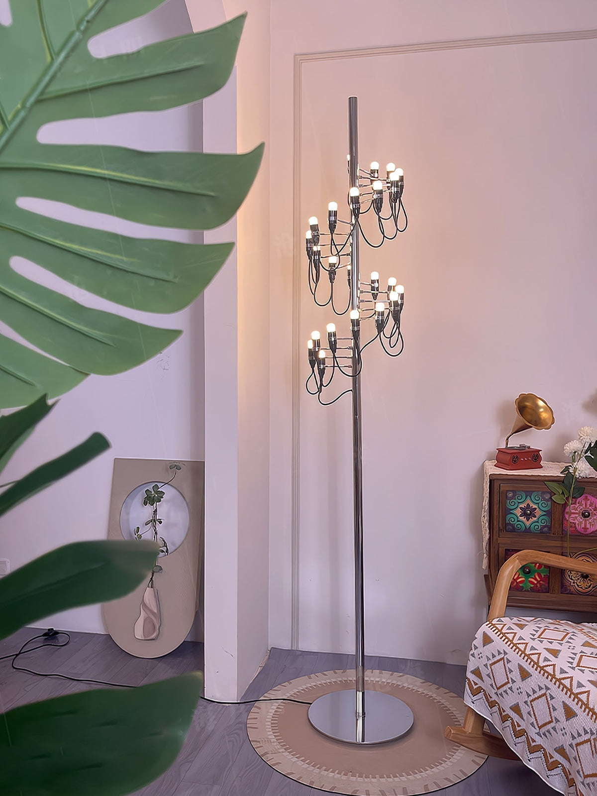 Olliryra Sculptural Steel Floor Lamp