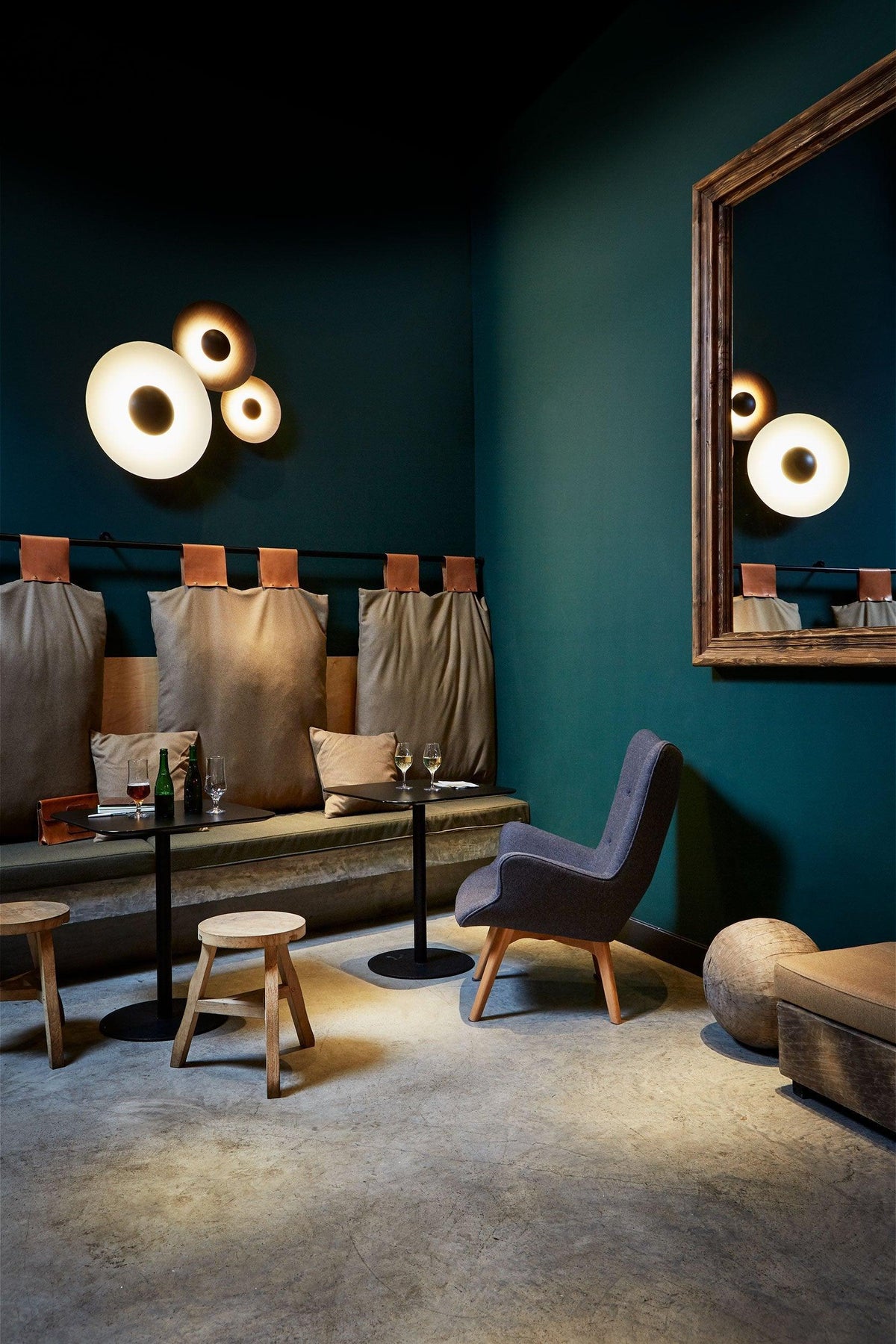 Xevan Elegance Simplicity Glow Wall Light