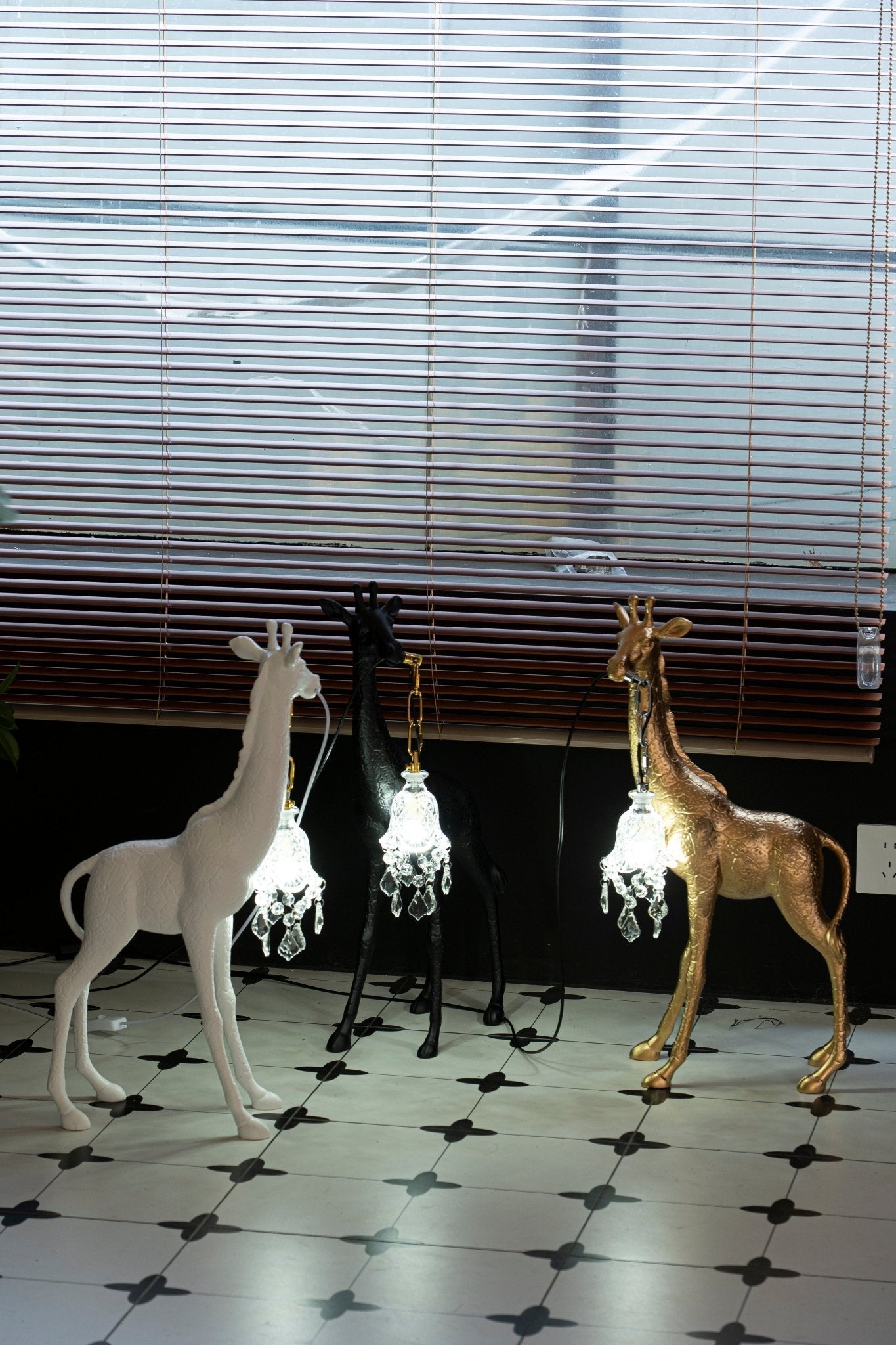 Fexl Luxurious Giraffe Royale Sculpture Floor Lamp