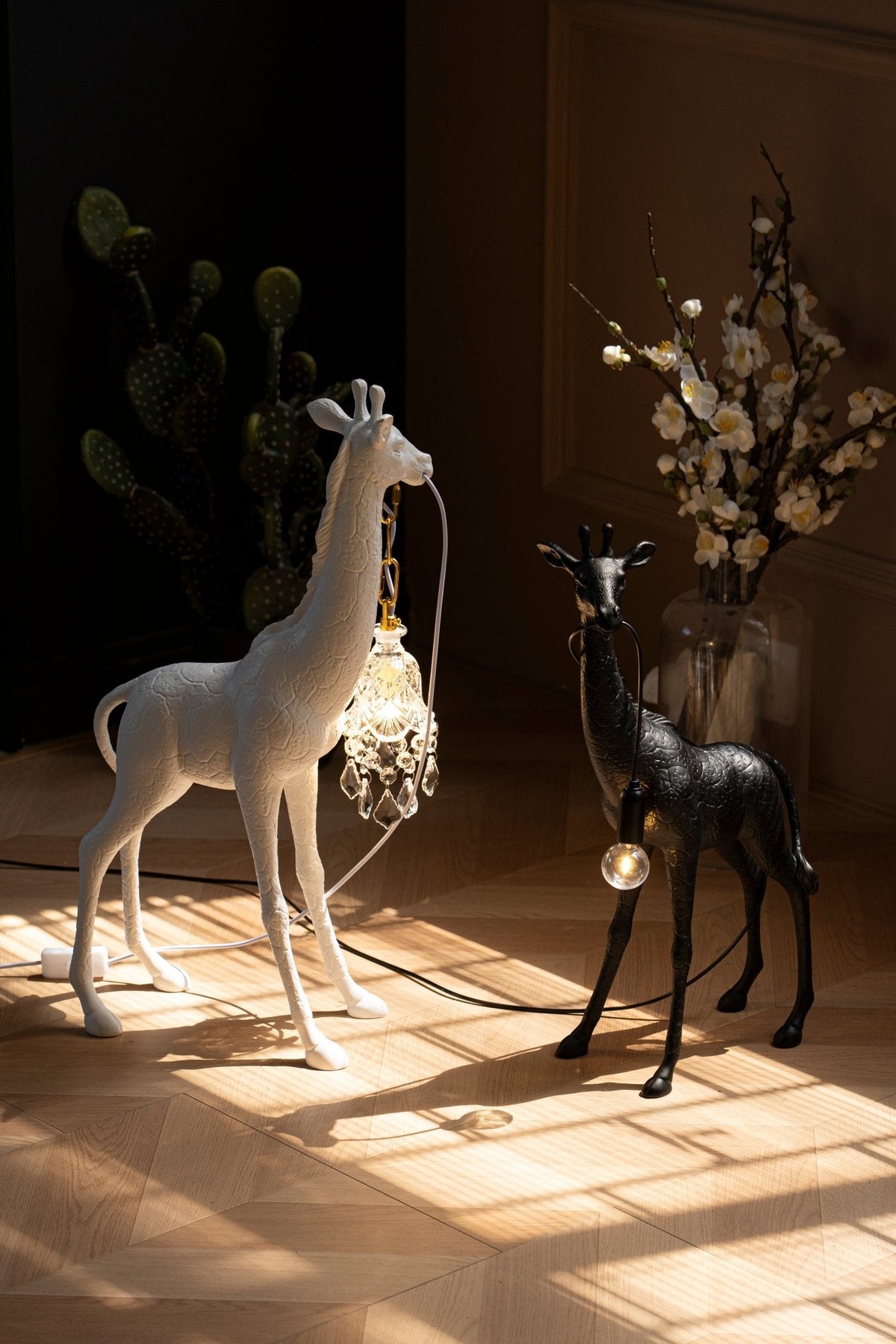 Fexl Luxurious Giraffe Royale Sculpture Floor Lamp