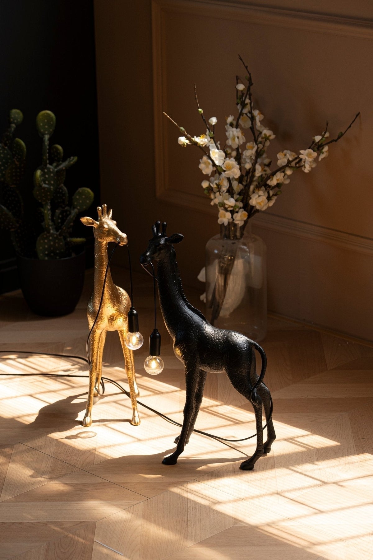 Fexl Luxurious Giraffe Royale Sculpture Floor Lamp