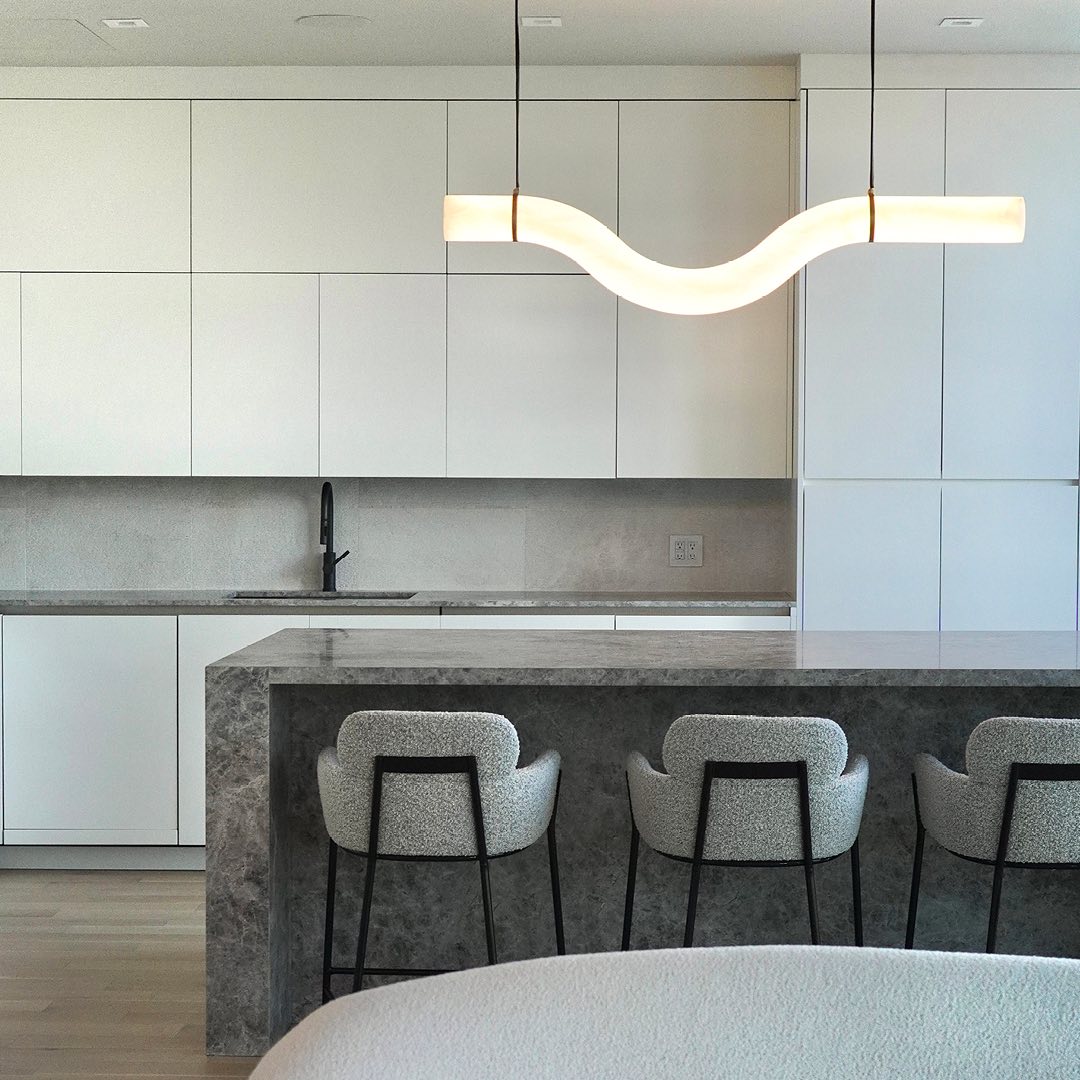Mithos Curved Alabaster Pendant Light