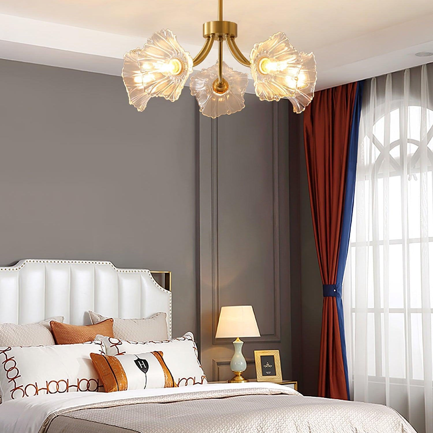 Lustra Chandelier Flower Glass with Brass Finish - Neutral Decor