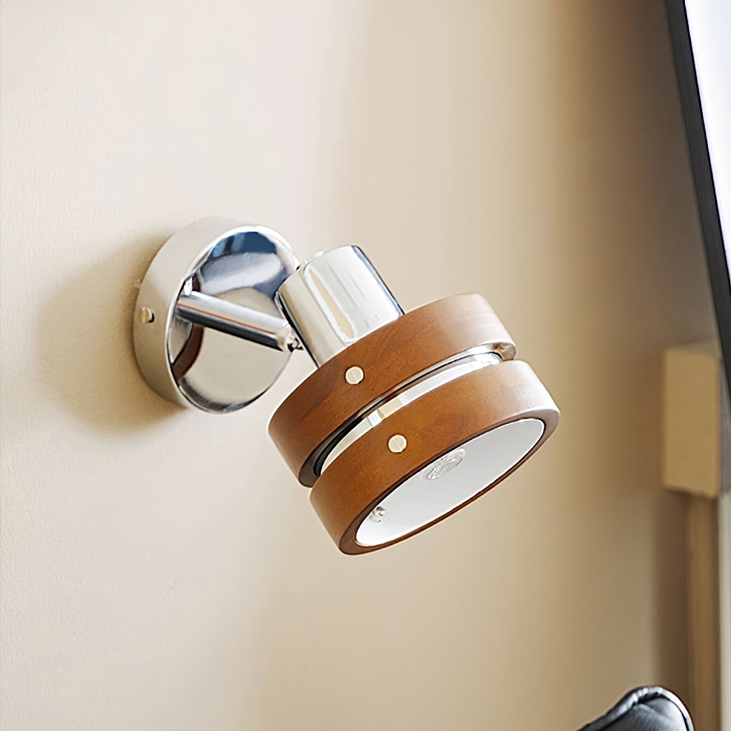 Avenor Premium Nordic Art Walnut Wall Lamp