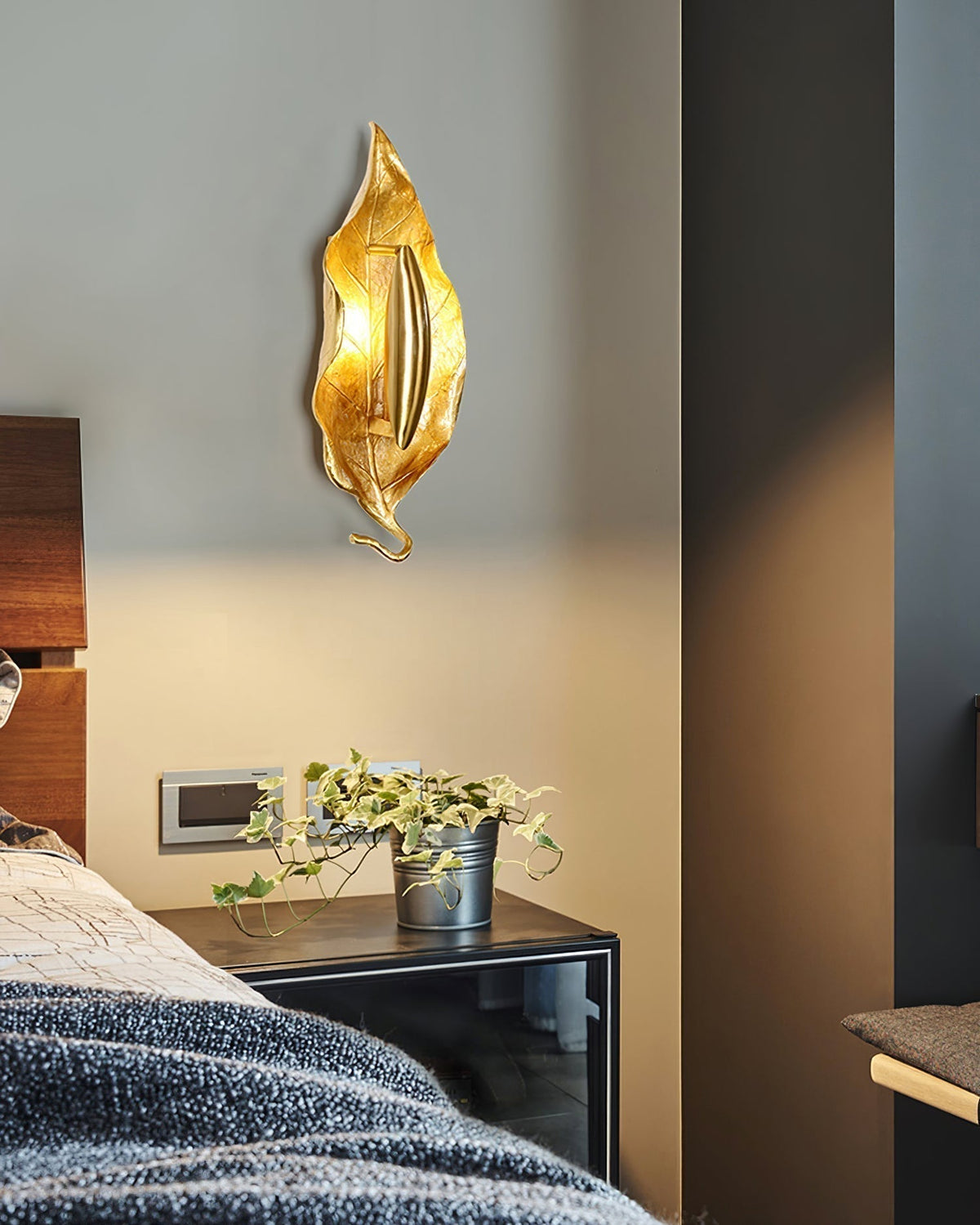 Corsel Nordic Art Leaf Brass Wall Lamp