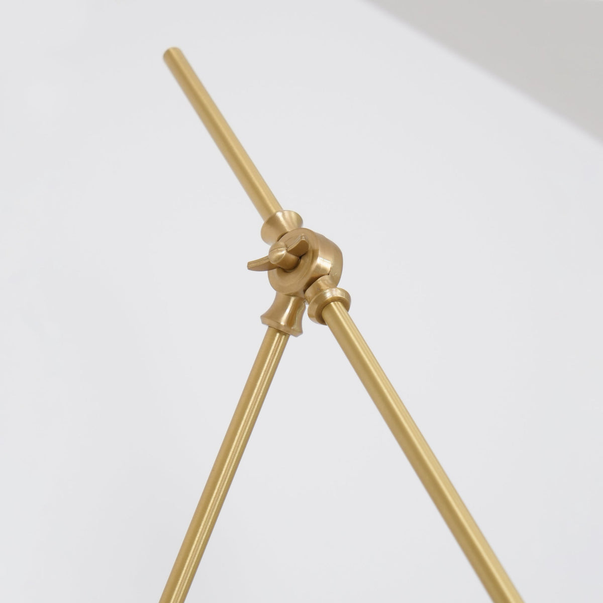 Avenalelle Wall Lamp