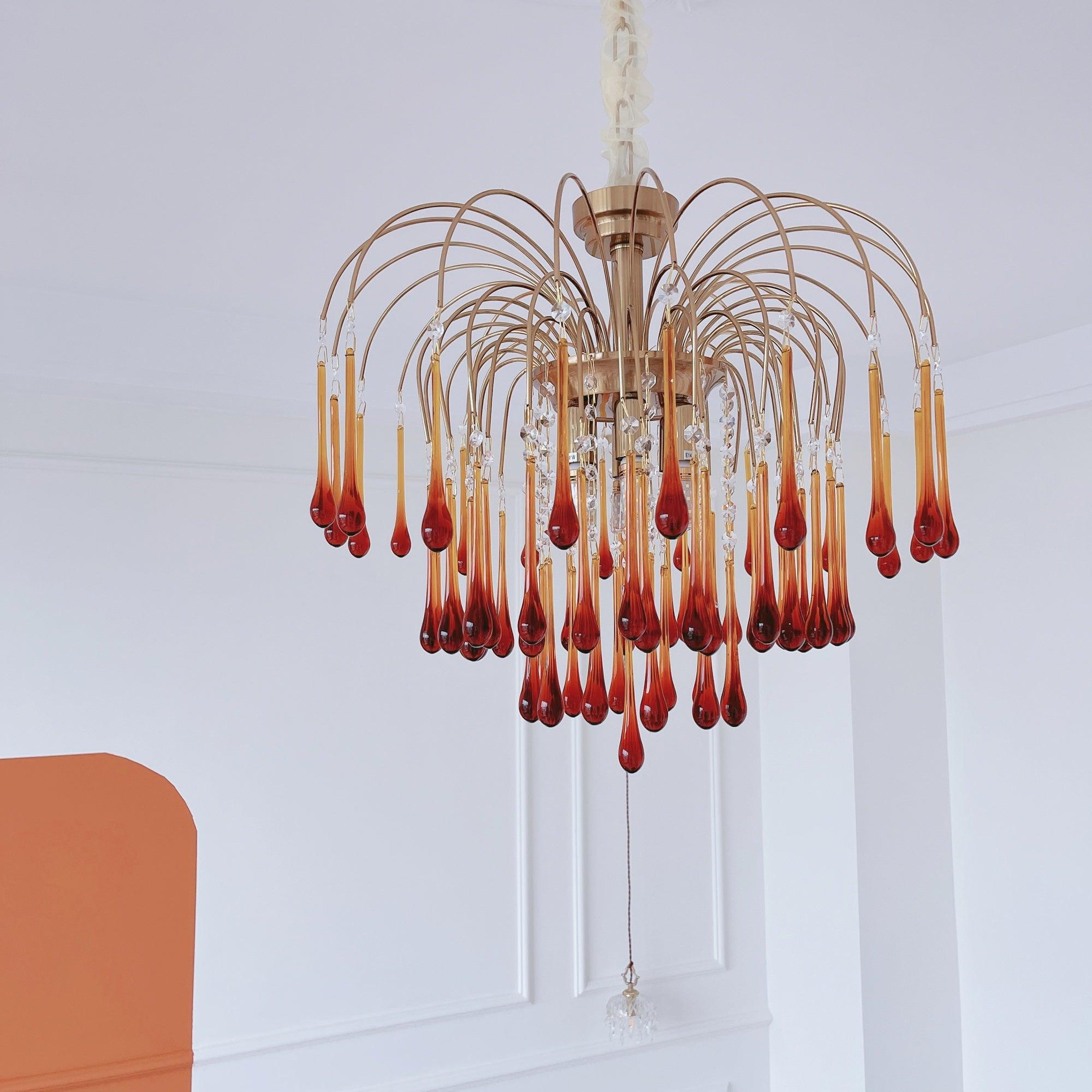 Lustra Chandelier Golden Arms and Crystal - Neutral Decor