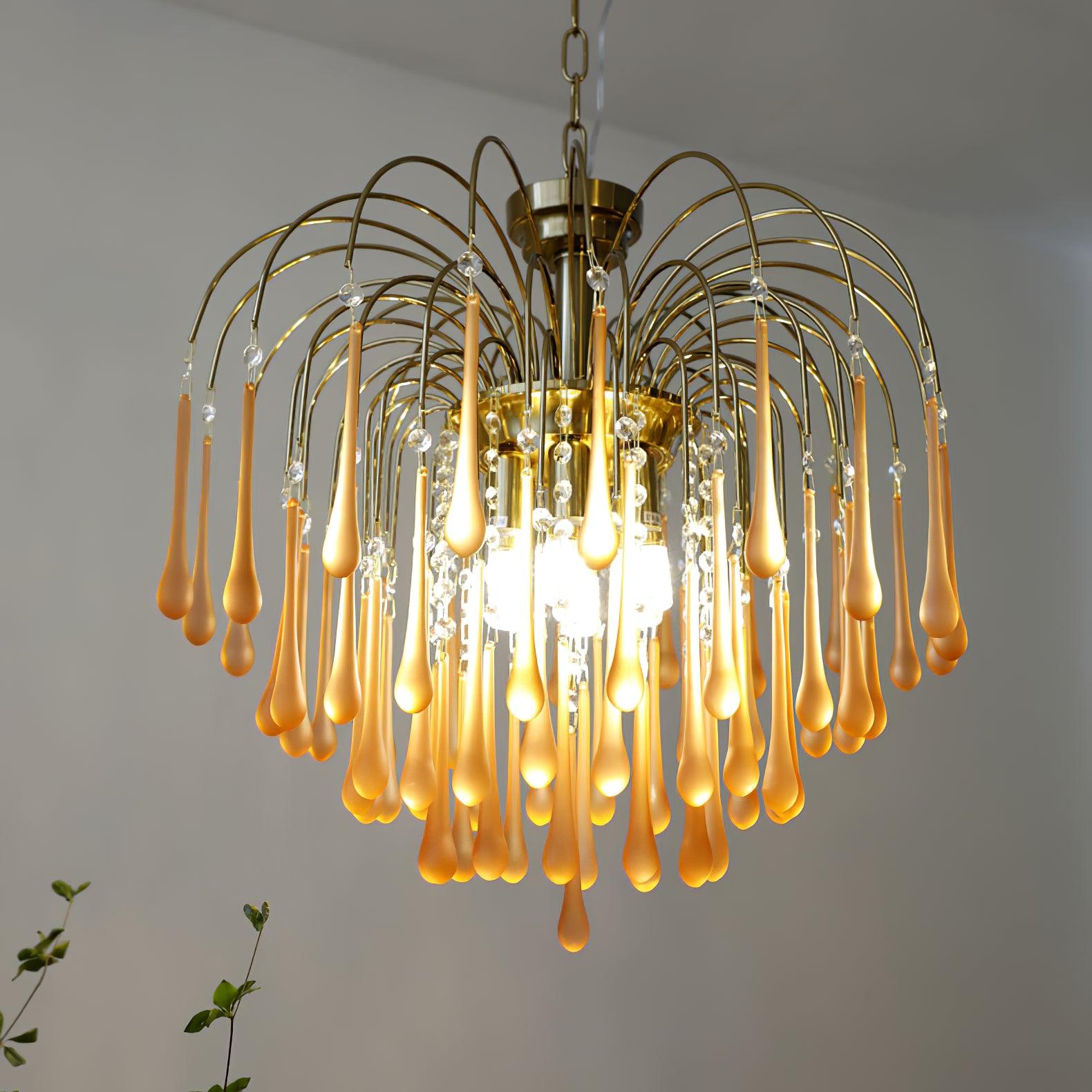 Lustra Chandelier Golden Arms and Crystal - Neutral Decor