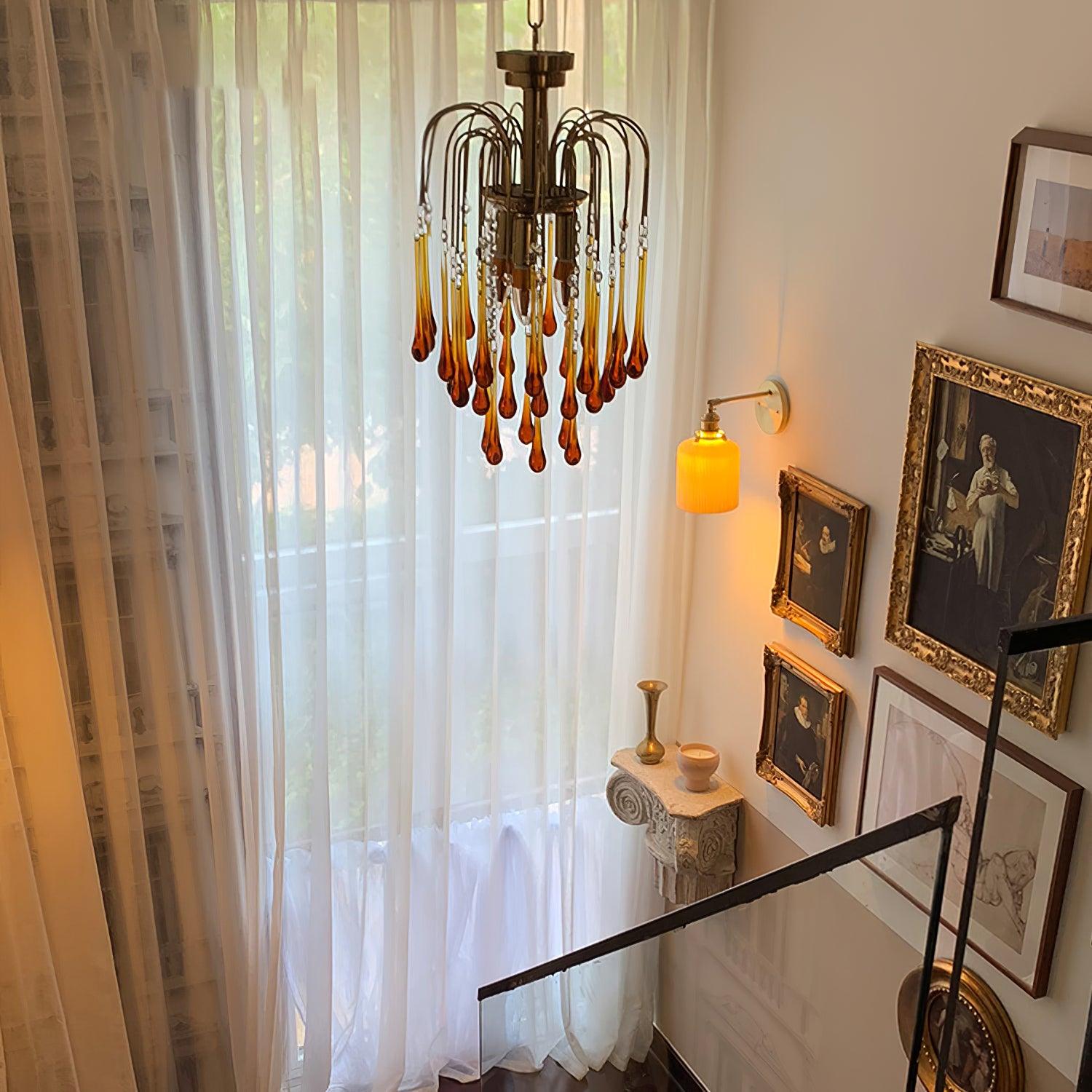 Lustra Chandelier Golden Arms and Crystal - Neutral Decor