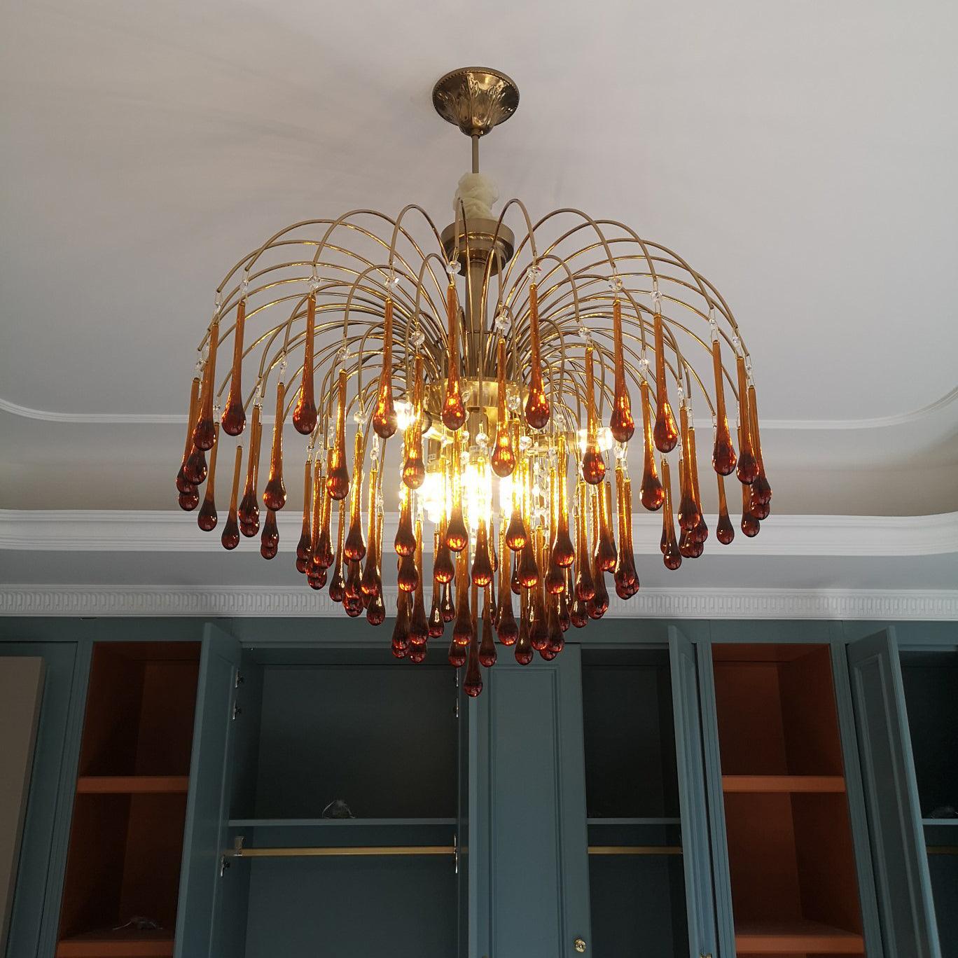 Lustra Chandelier Golden Arms and Crystal - Neutral Decor