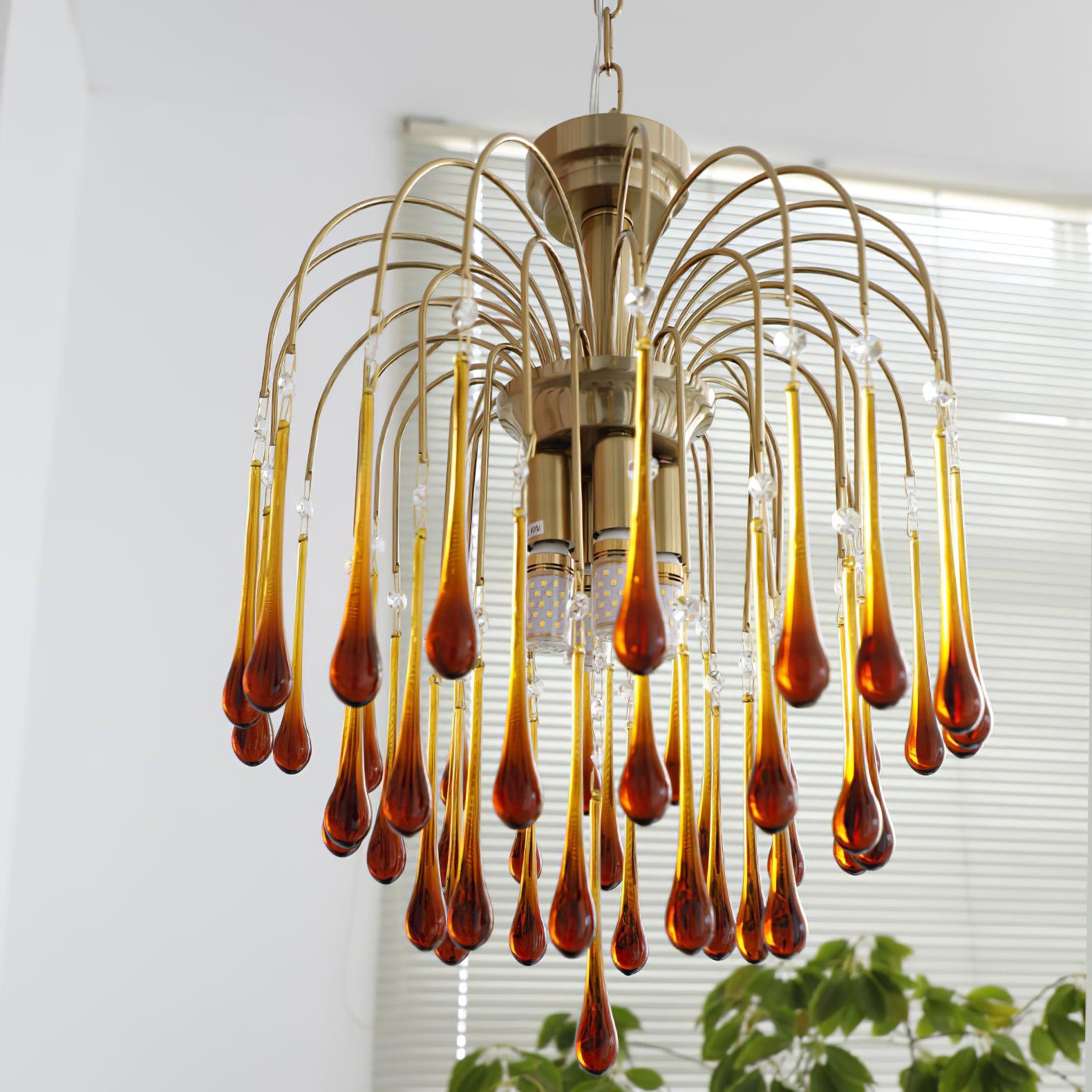 Lustra Chandelier Golden Arms and Crystal - Neutral Decor