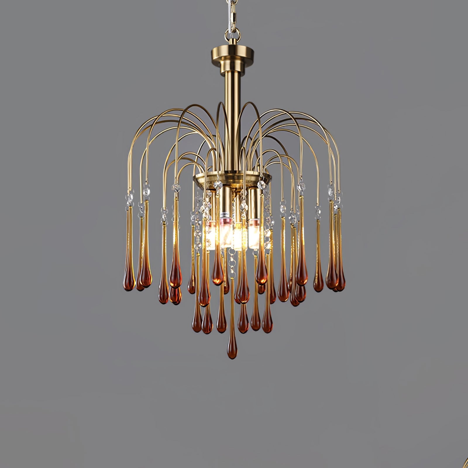 Lustra Chandelier Golden Arms and Crystal - Neutral Decor