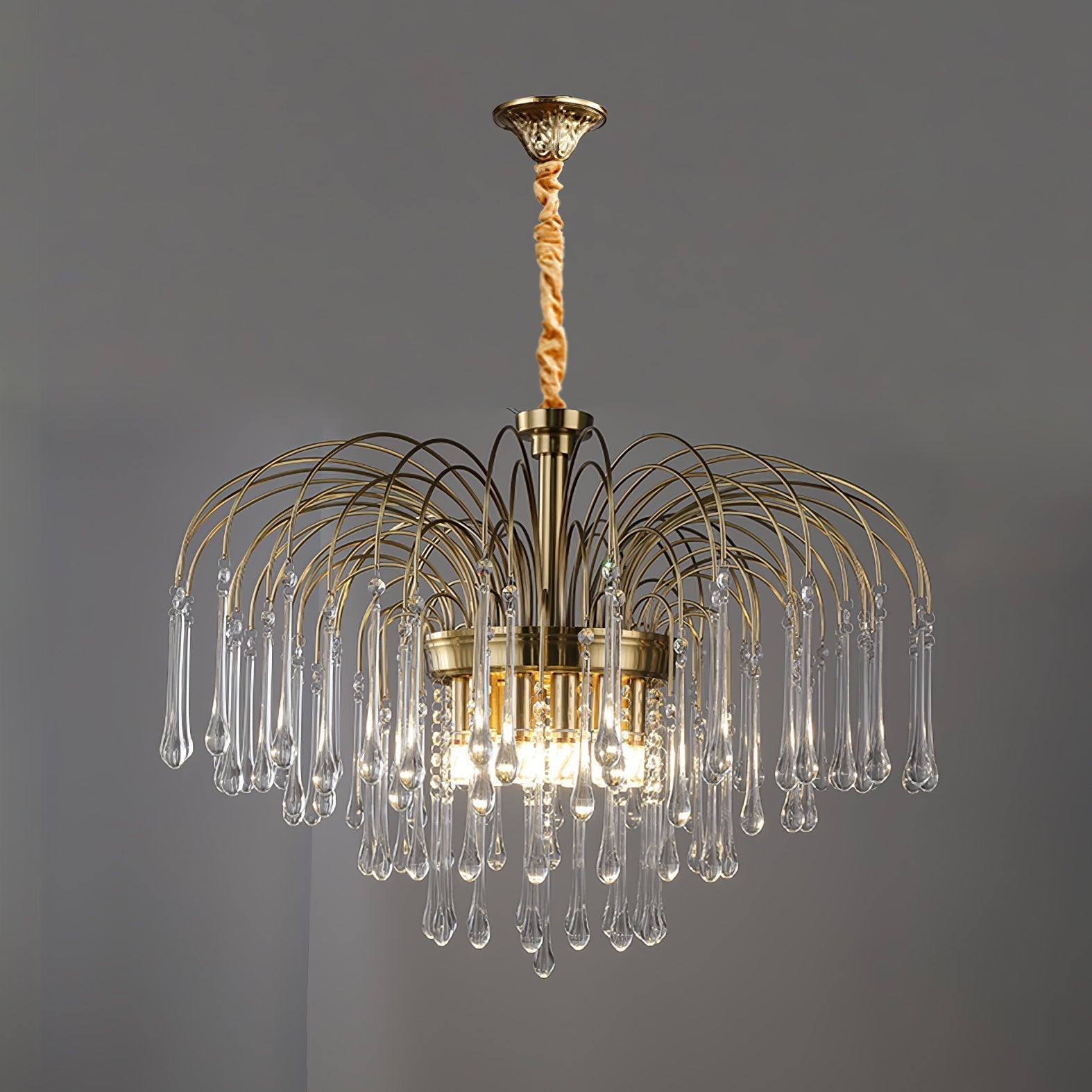 Lustra Chandelier Golden Arms and Crystal - Neutral Decor