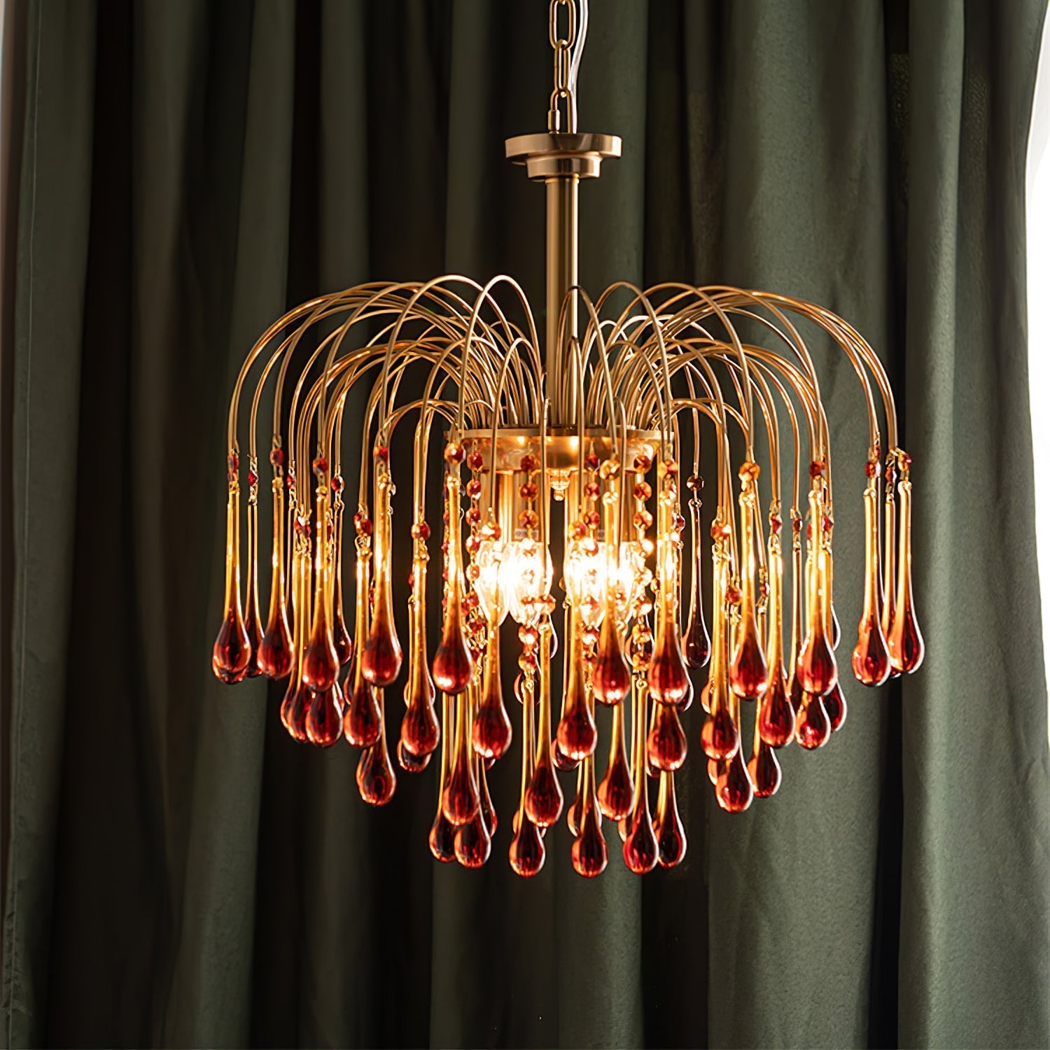 Lustra Chandelier Golden Arms and Crystal - Neutral Decor