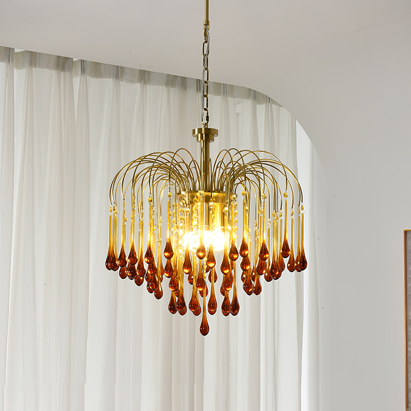 Lustra Chandelier Golden Arms and Crystal - Neutral Decor