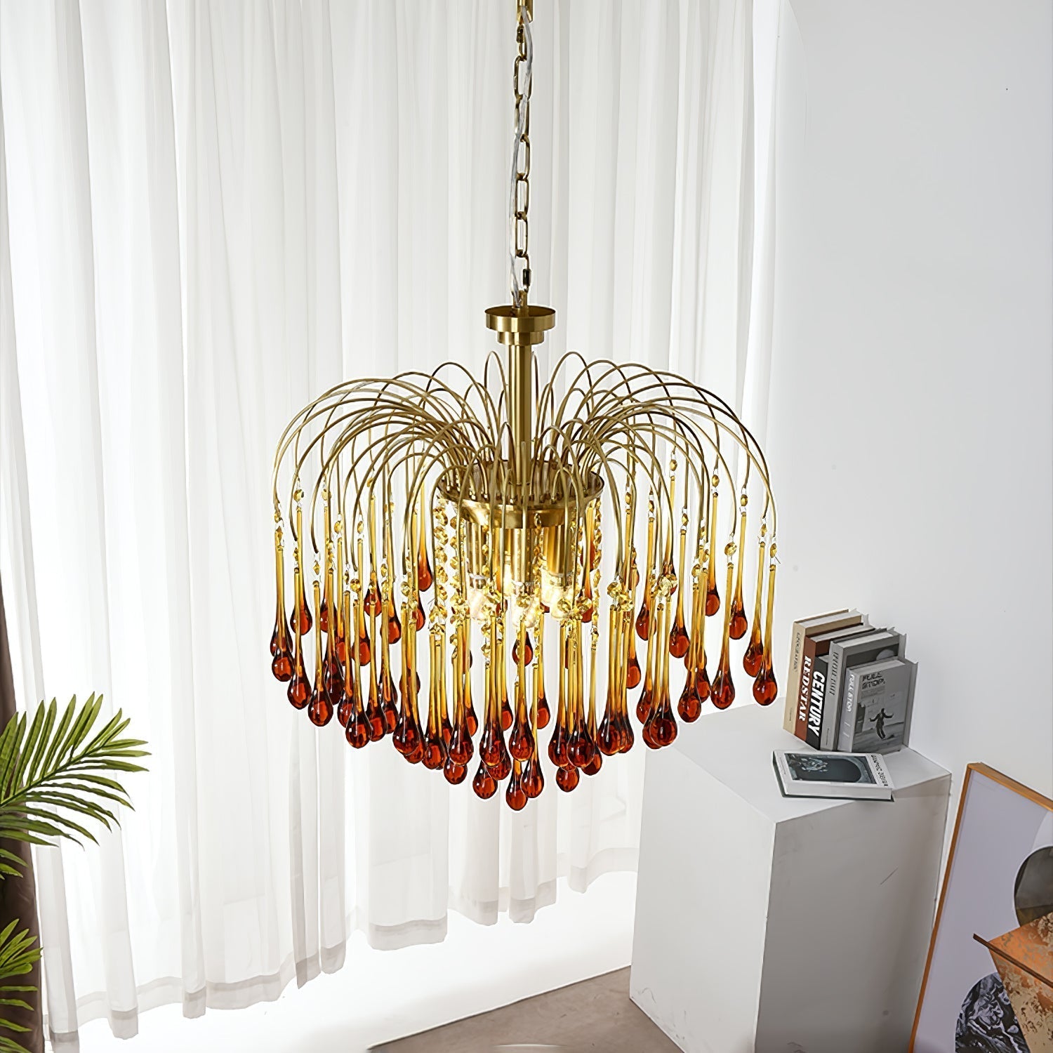 Lustra Chandelier Golden Arms and Crystal - Neutral Decor