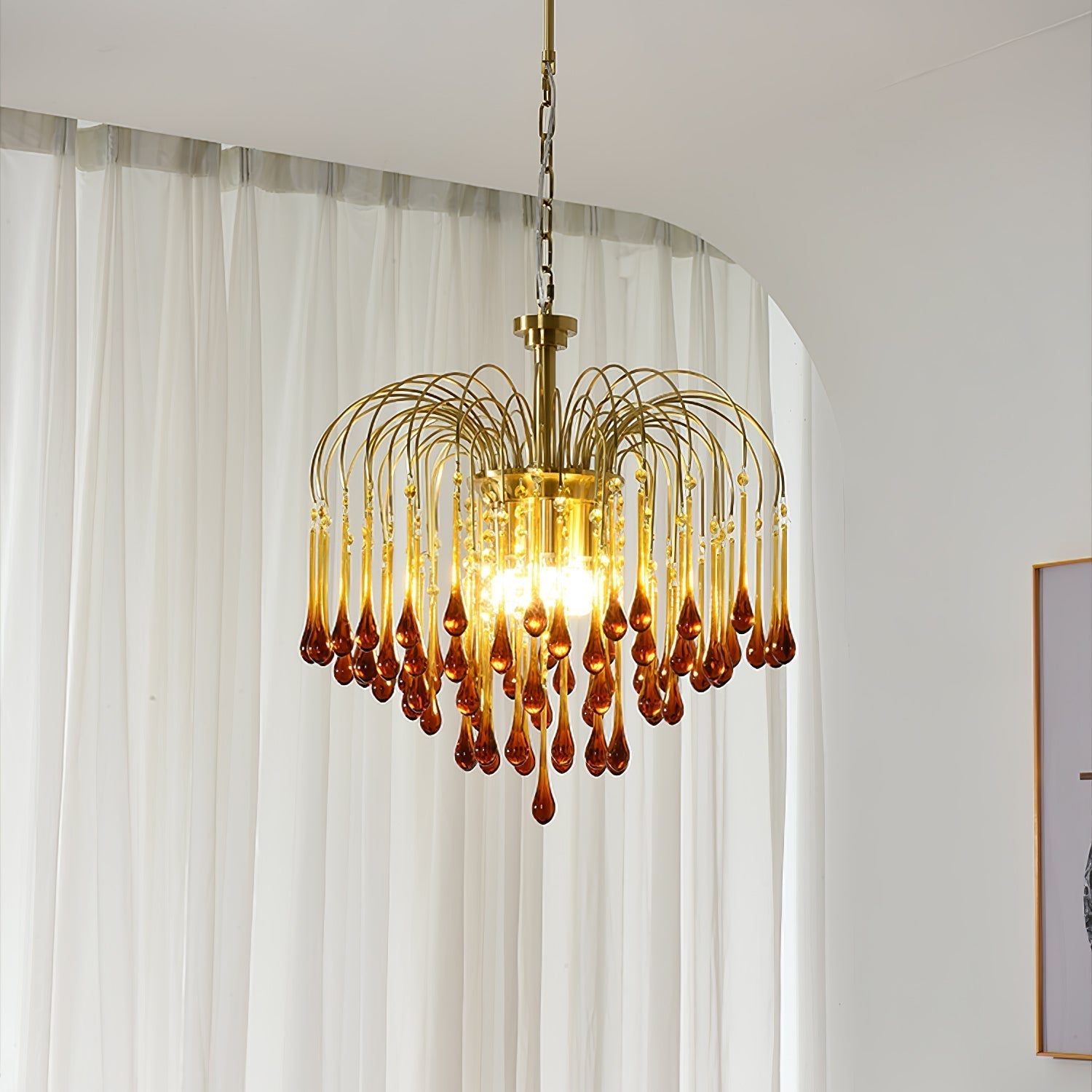 Lustra Chandelier Golden Arms and Crystal - Neutral Decor