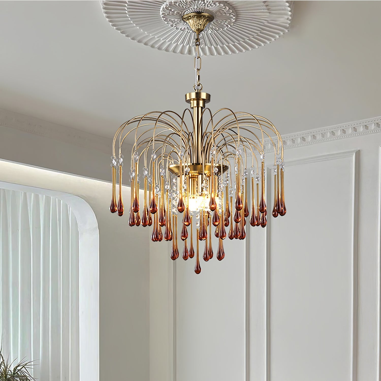 Lustra Chandelier Golden Arms and Crystal - Neutral Decor