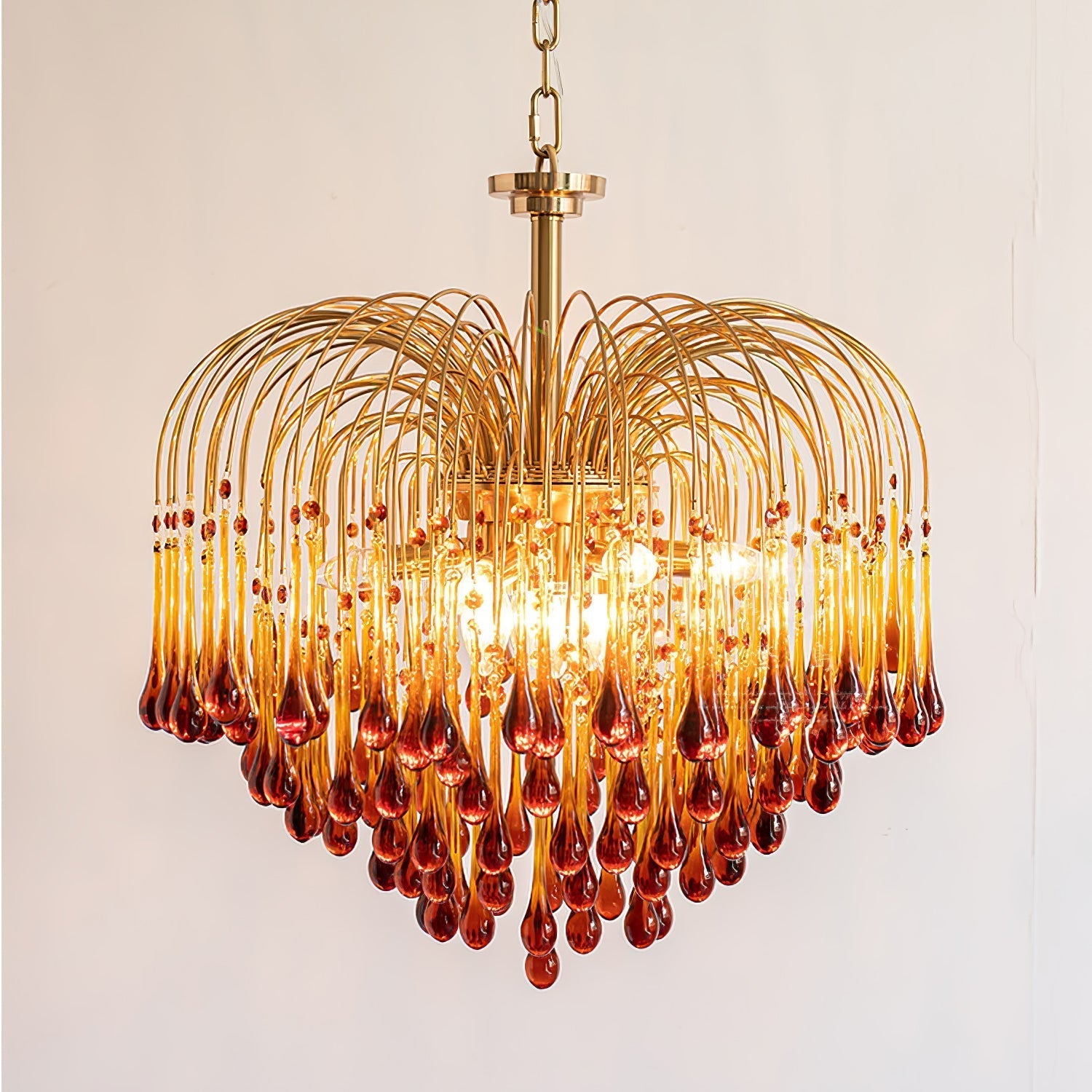 Lustra Chandelier Golden Arms and Crystal - Neutral Decor