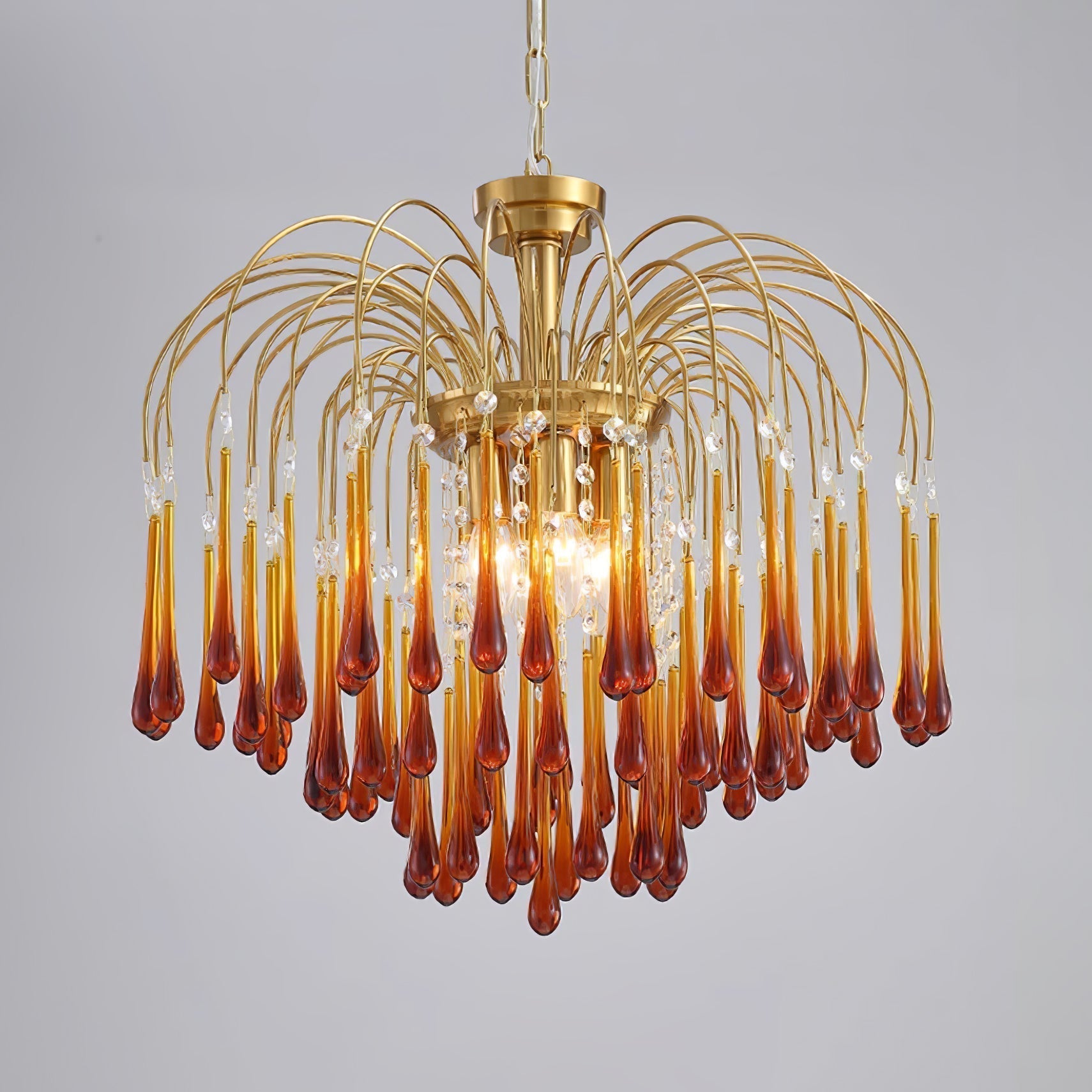 Lustra Chandelier Golden Arms and Crystal - Neutral Decor