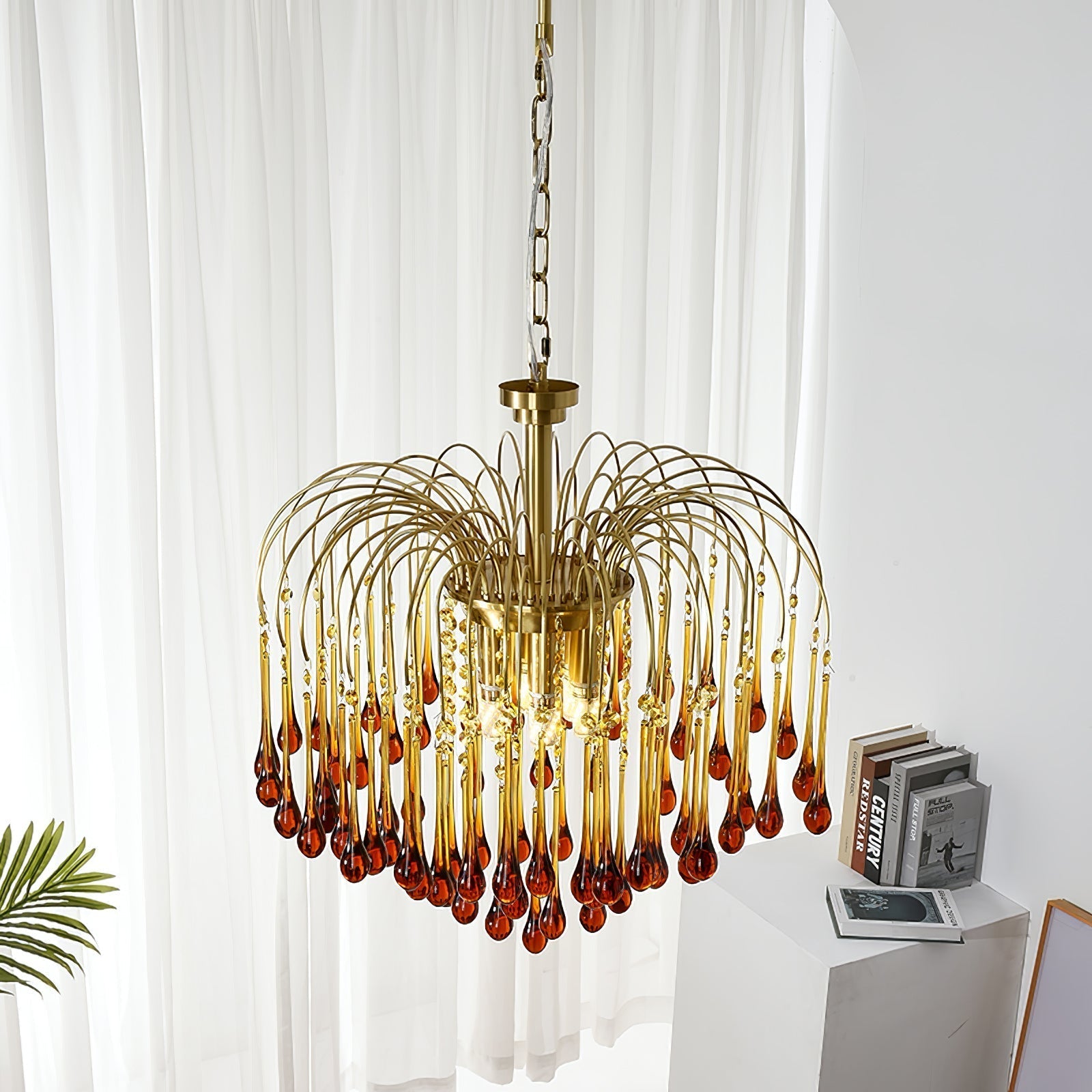 Lustra Chandelier Golden Arms and Crystal - Neutral Decor