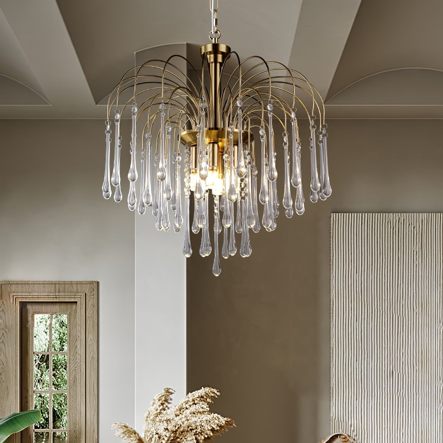Lustra Chandelier Golden Arms and Crystal - Neutral Decor