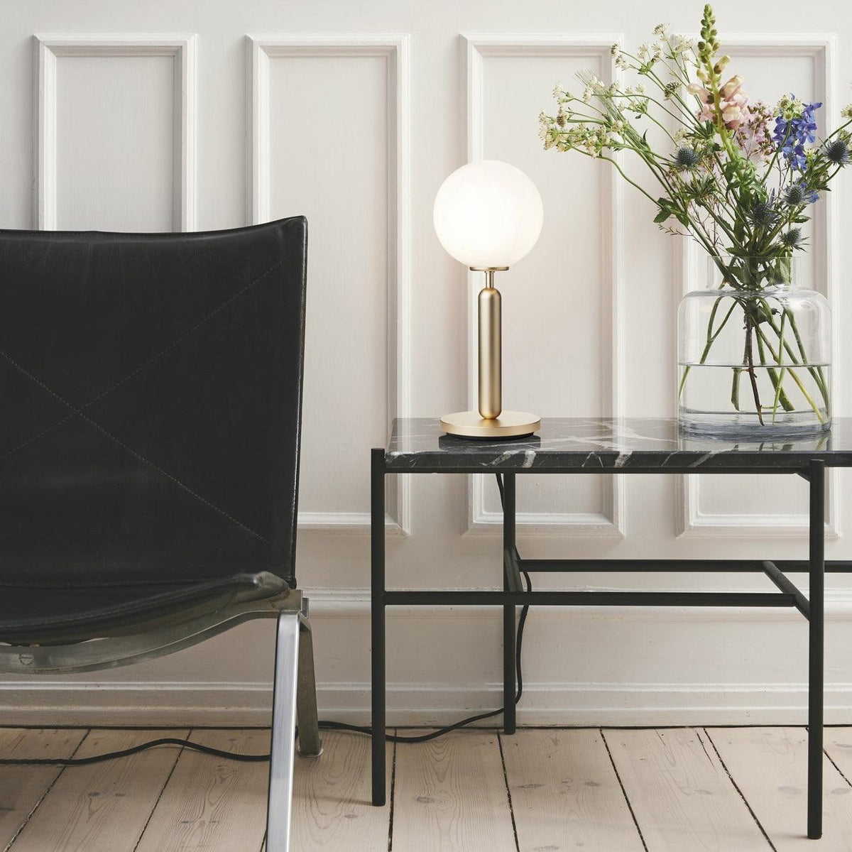 Eirelielle Minimalist Glass Table Lamp