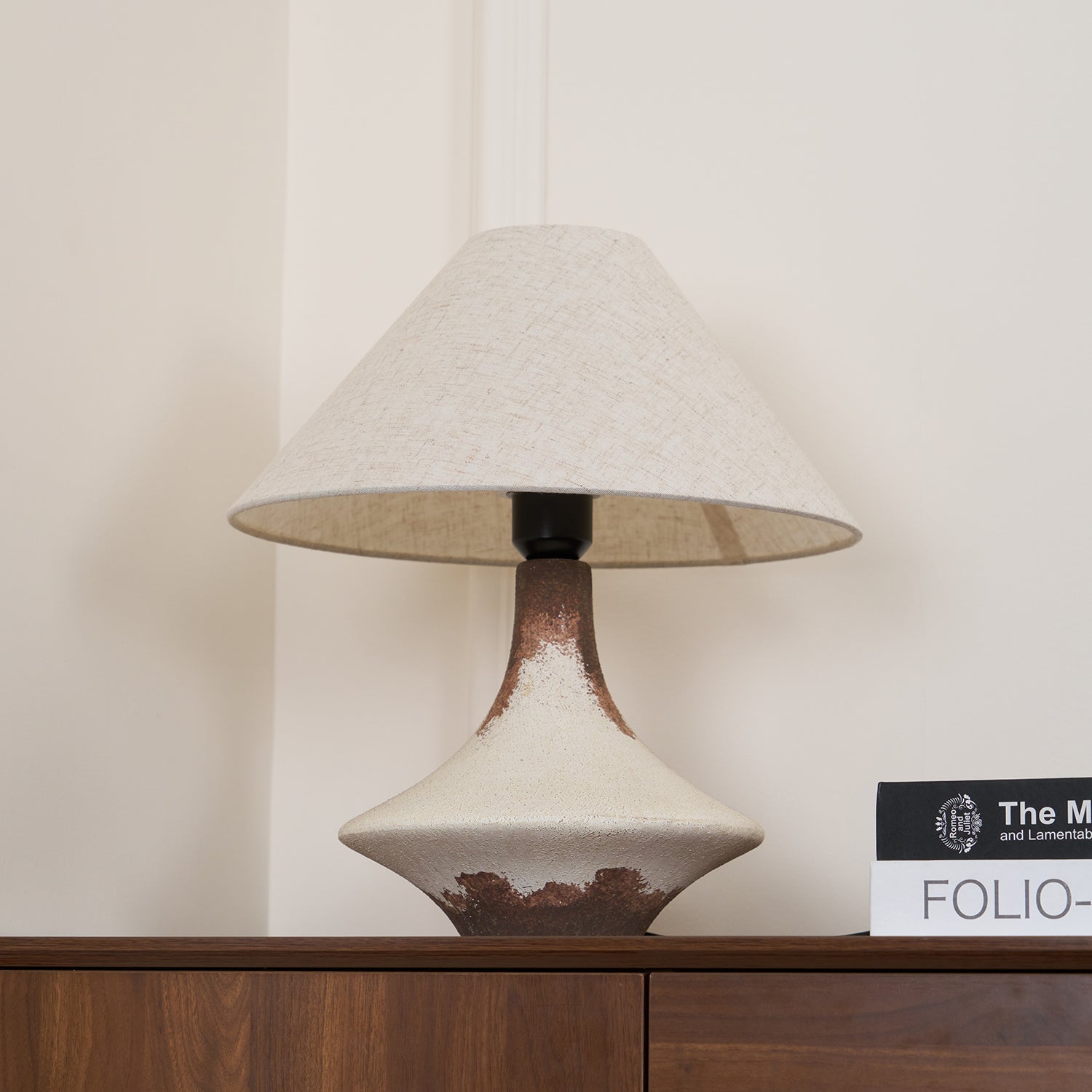 Navoer Fabric Artistic Table Lamp