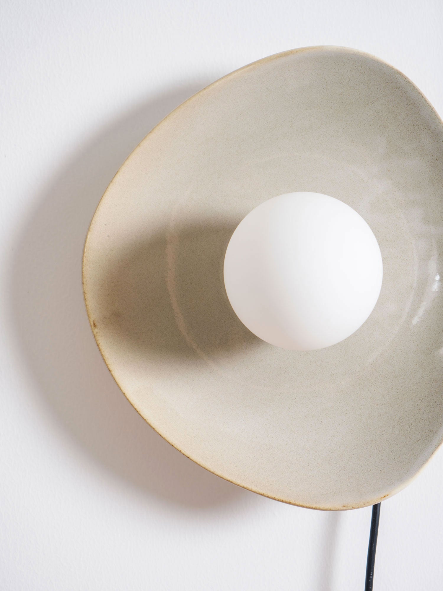 Lioruiella Pebble Disc Plug-in Ceramics Glass Wall Light