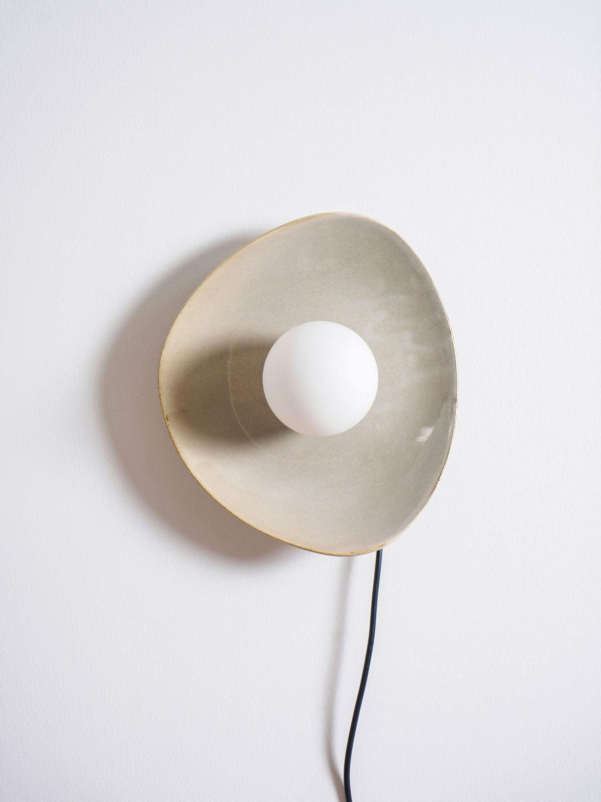 Lioruiella Pebble Disc Plug-in Ceramics Glass Wall Light