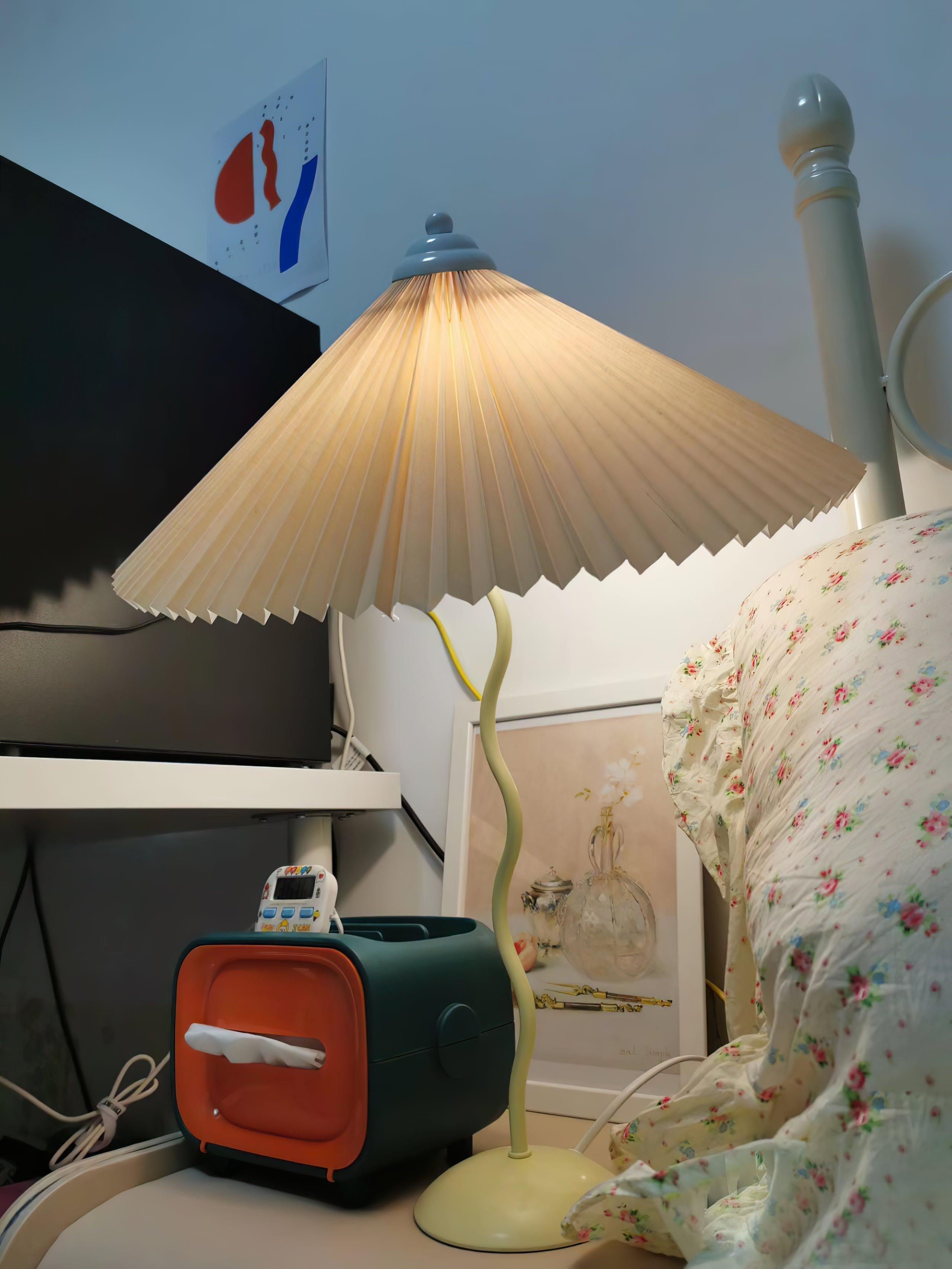 Krenis Fabric Artistic Table Lamp