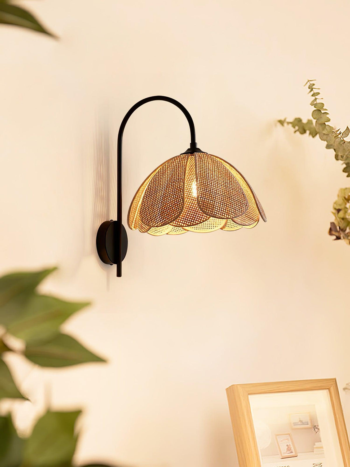 Zevelia Elegance Natural Petal Rattan Wall Lamp