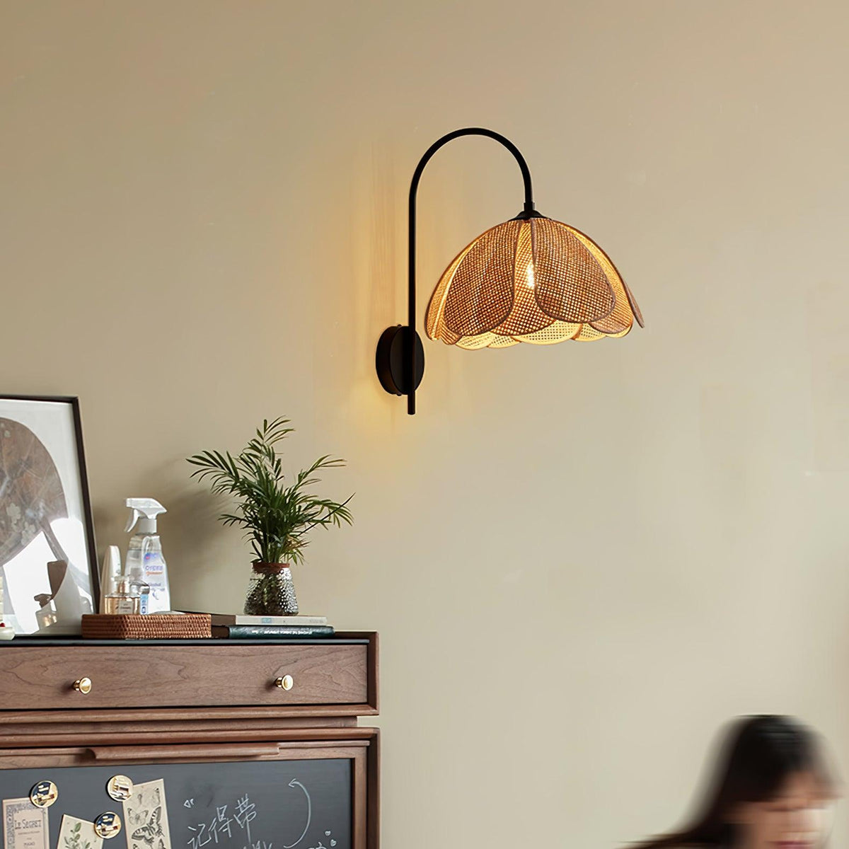 Zevelia Elegance Natural Petal Rattan Wall Lamp