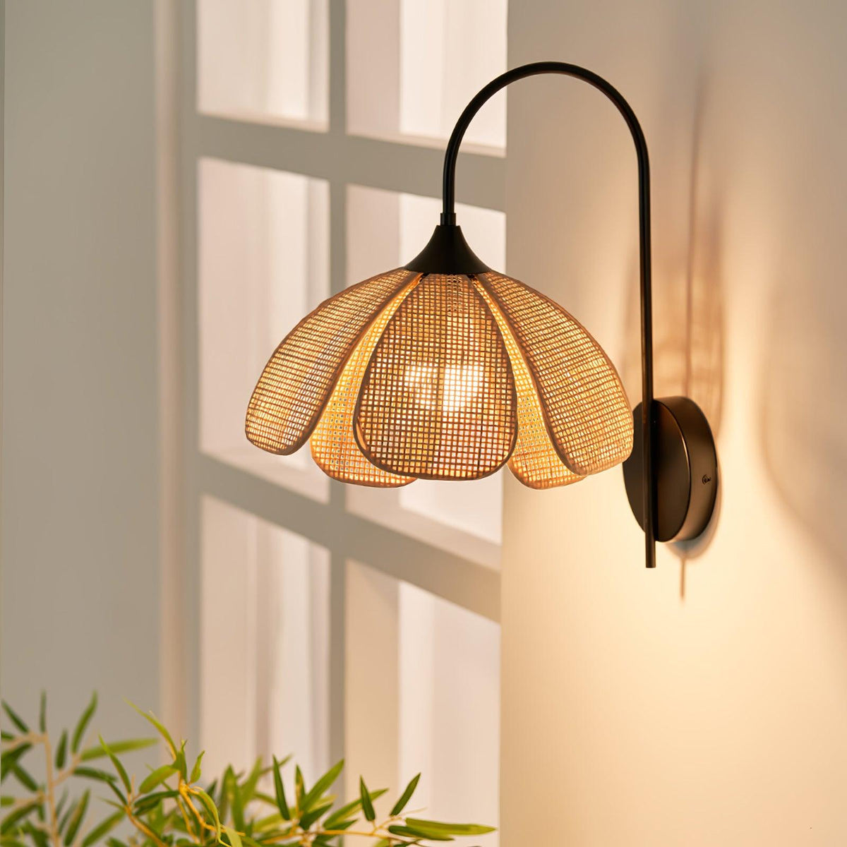 Zevelia Elegance Natural Petal Rattan Wall Lamp