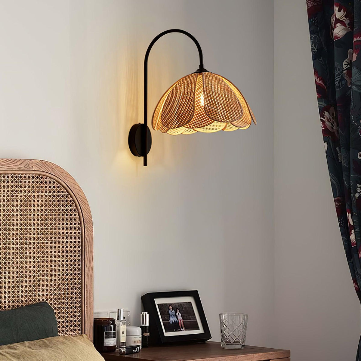 Zevelia Elegance Natural Petal Rattan Wall Lamp