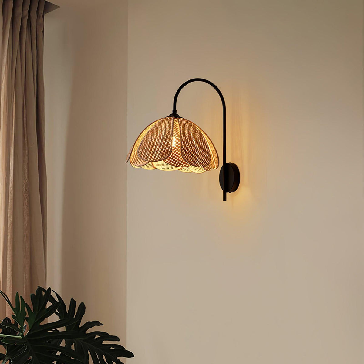 Zevelia Elegance Natural Petal Rattan Wall Lamp
