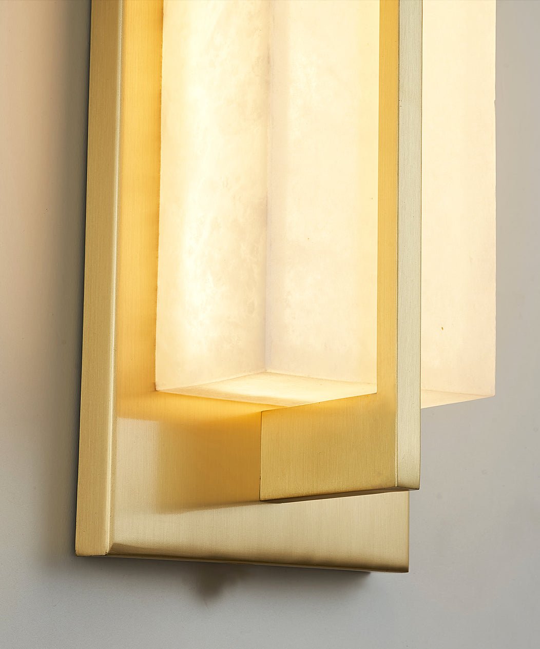 Laxor Alabaster Brass Wall Light