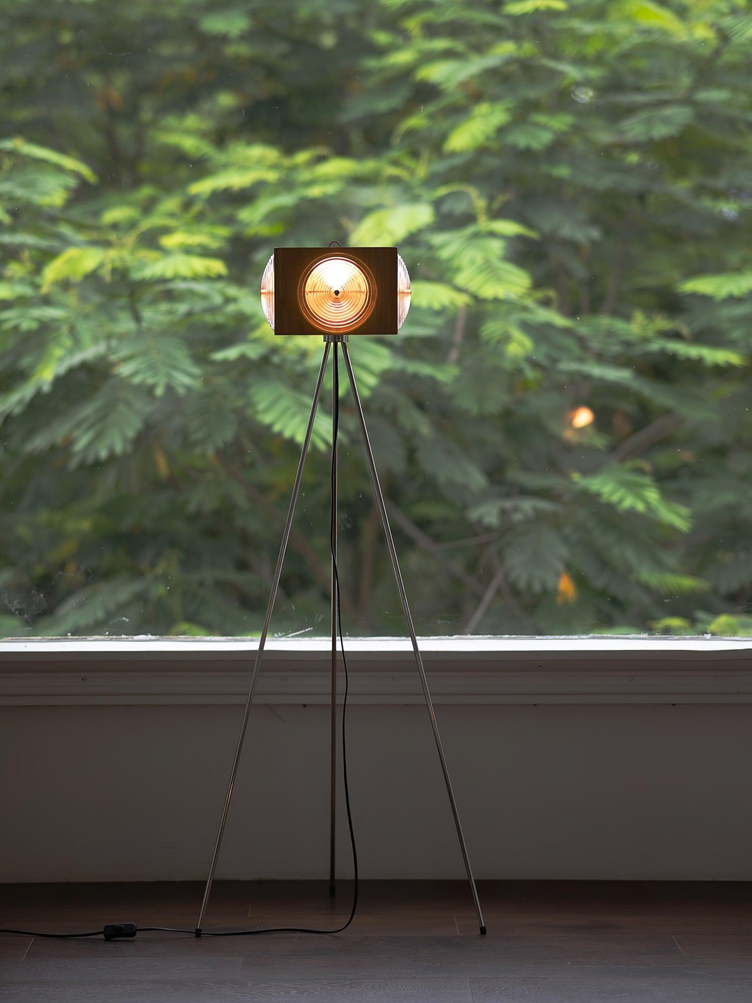 Vesoren Tripod Wood Floor Lamp
