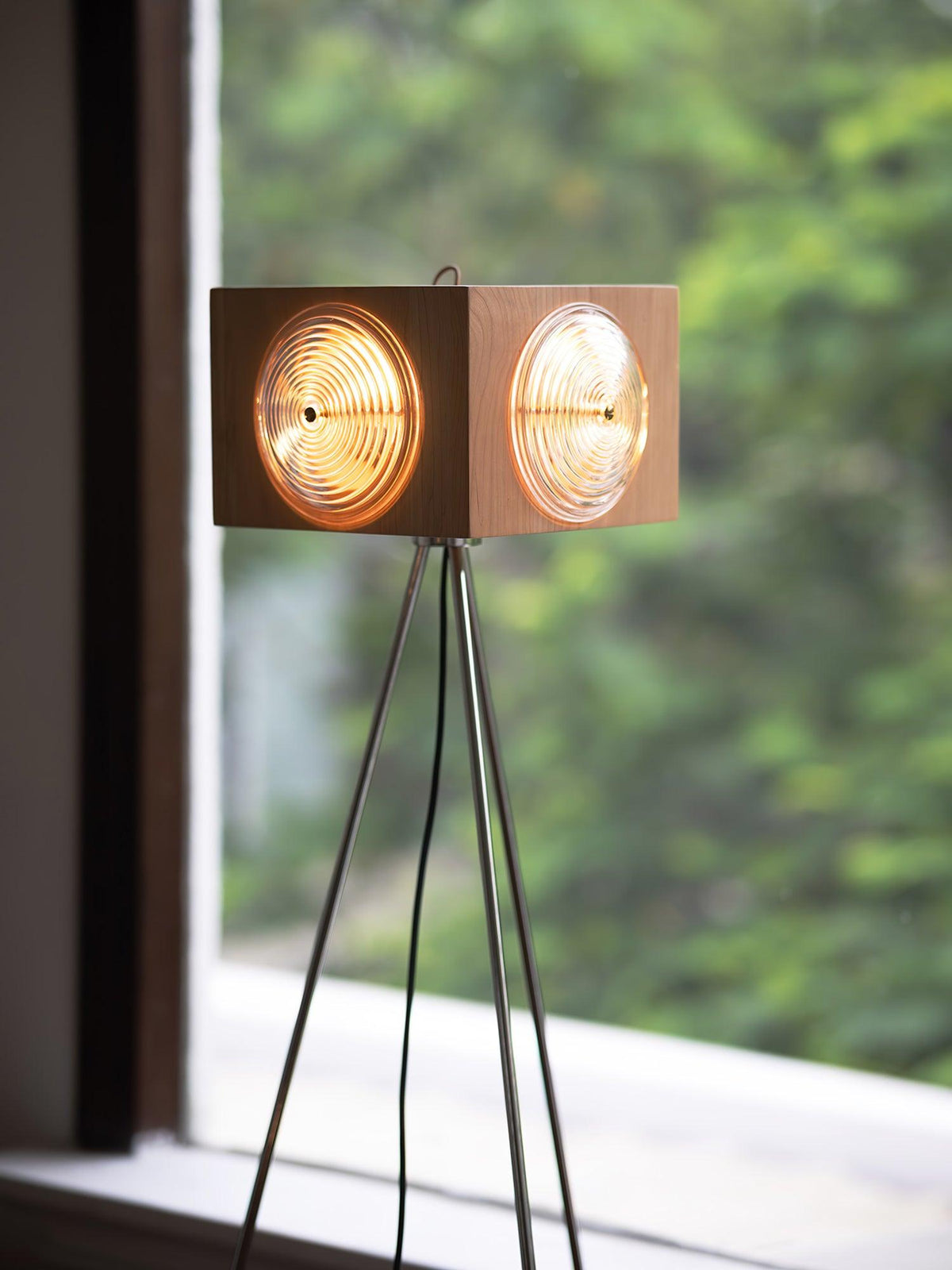 Vesoren Tripod Wood Floor Lamp