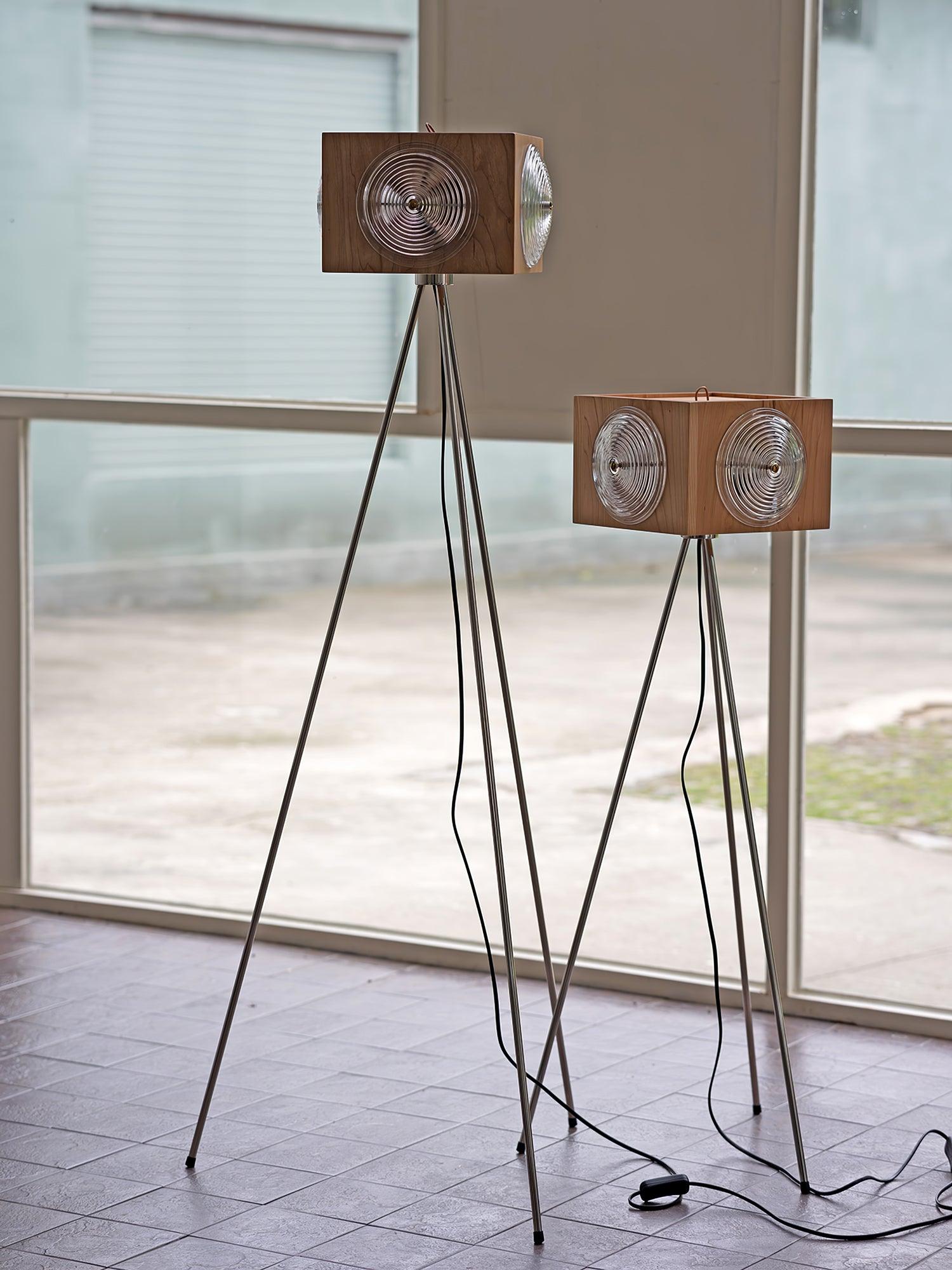Vesoren Tripod Wood Floor Lamp