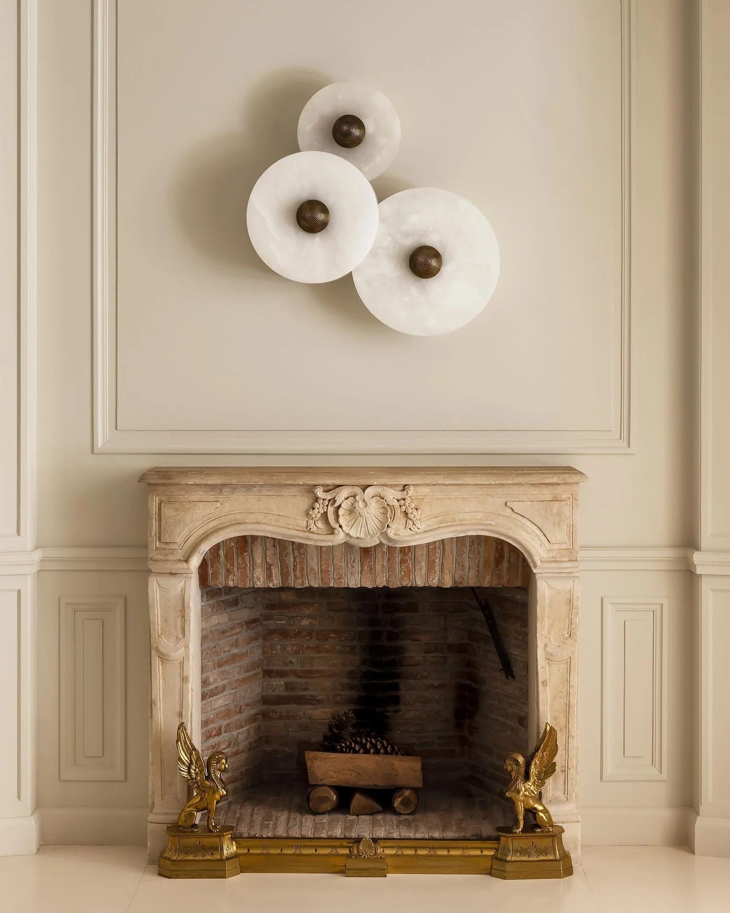 Round Wall Lamp Alabaster Fluted Brass - Neutral Decor