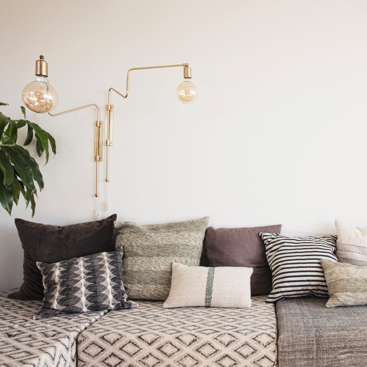 Elsoreth Modern Minimalist Swing Wall Lamp