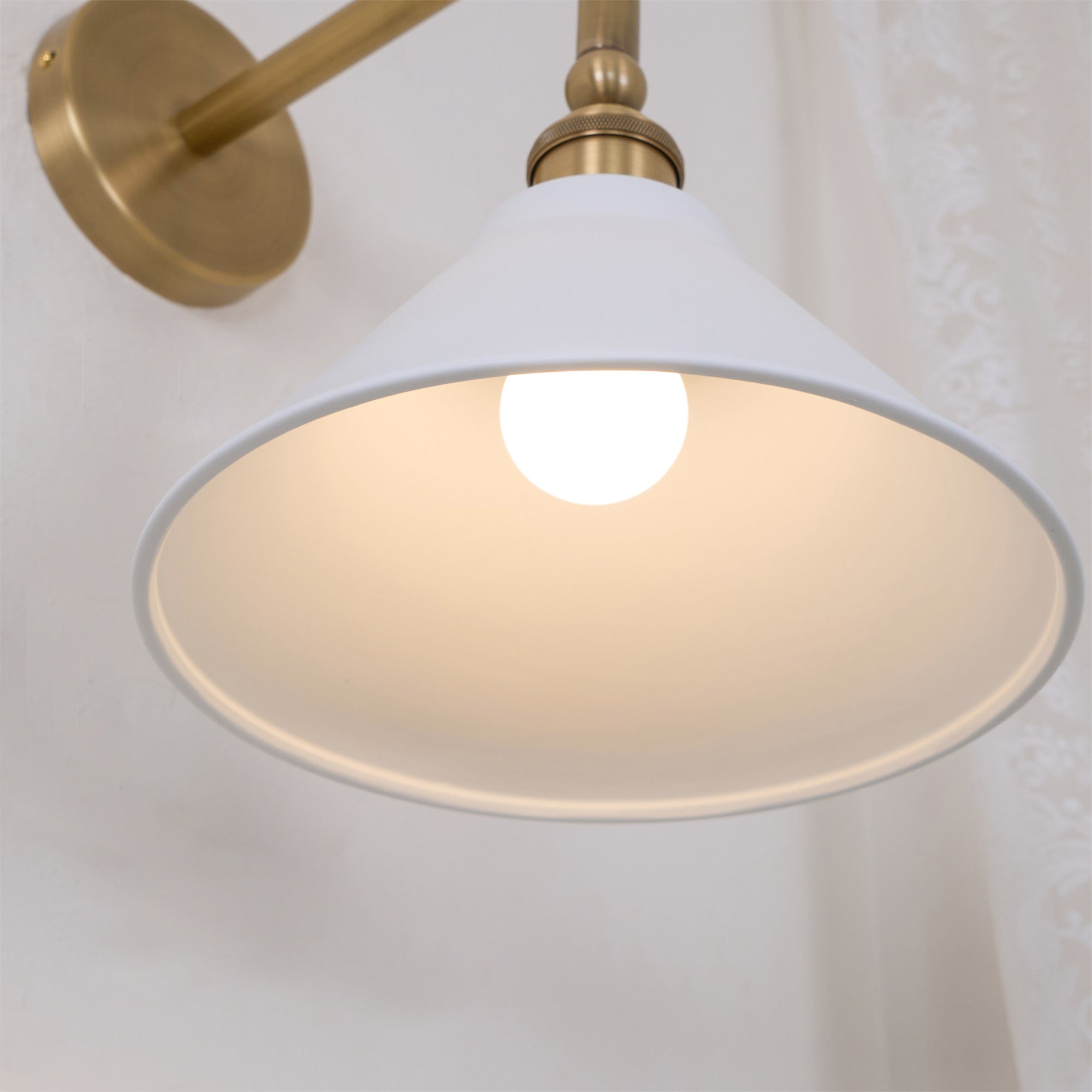 Zaya Minimalist Metal Wall Lamp