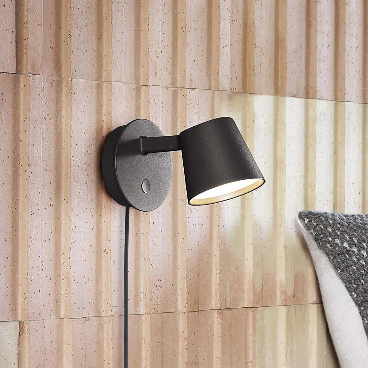 Tirwen Modern Minimalist Plug-In Wall Lamp