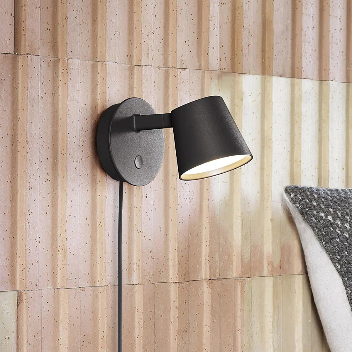 Tirwen Modern Minimalist Plug-In Wall Lamp