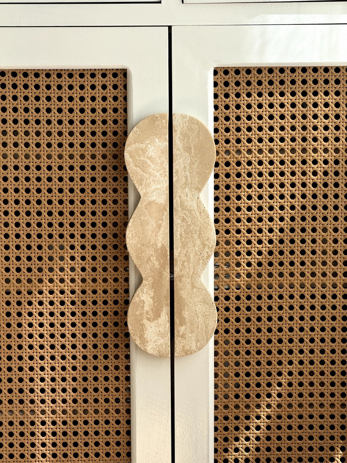 Marisyn Twin-Curve Pull Handle