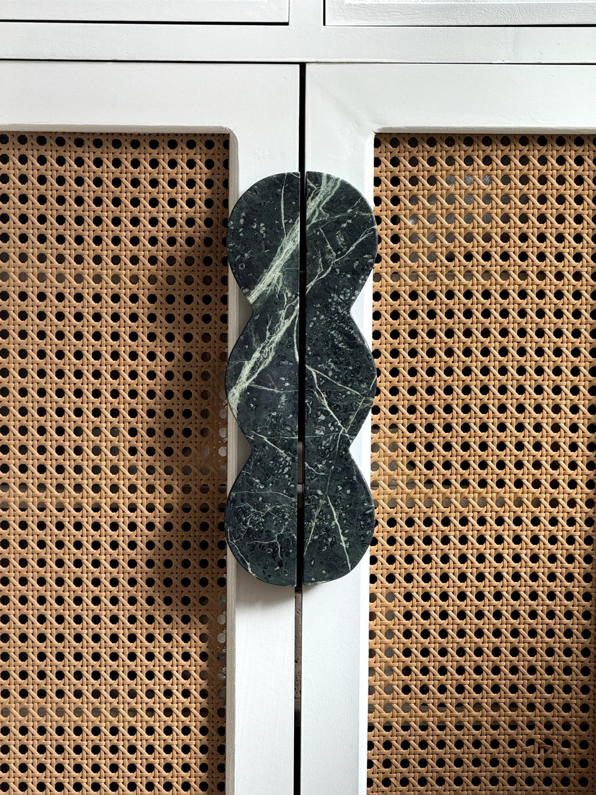 Marisyn Twin-Curve Pull Handle